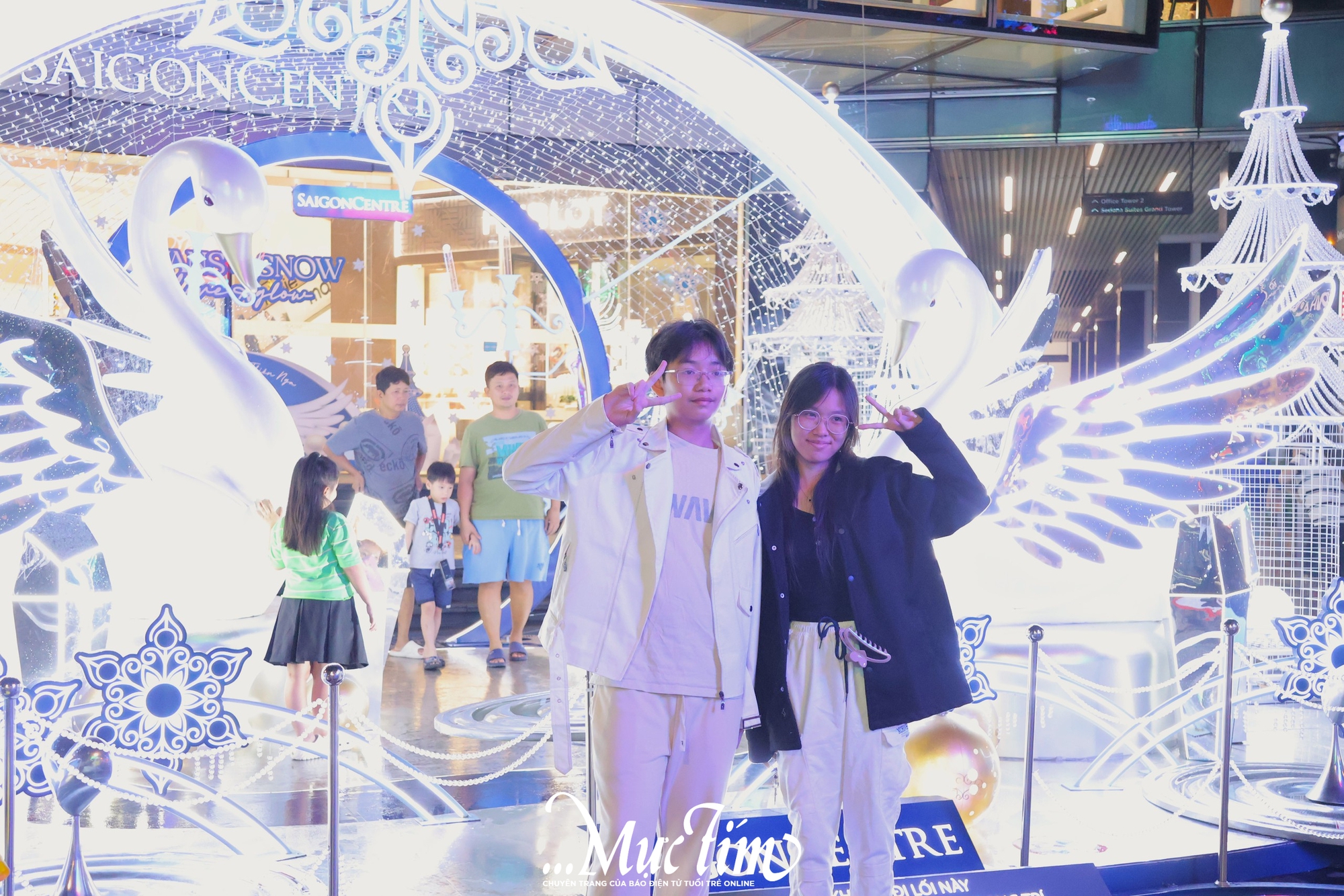 Bạn trẻ thích thú ngắm tuyết rơi đêm Giáng sinh tại TP.HCM- Ảnh 3.