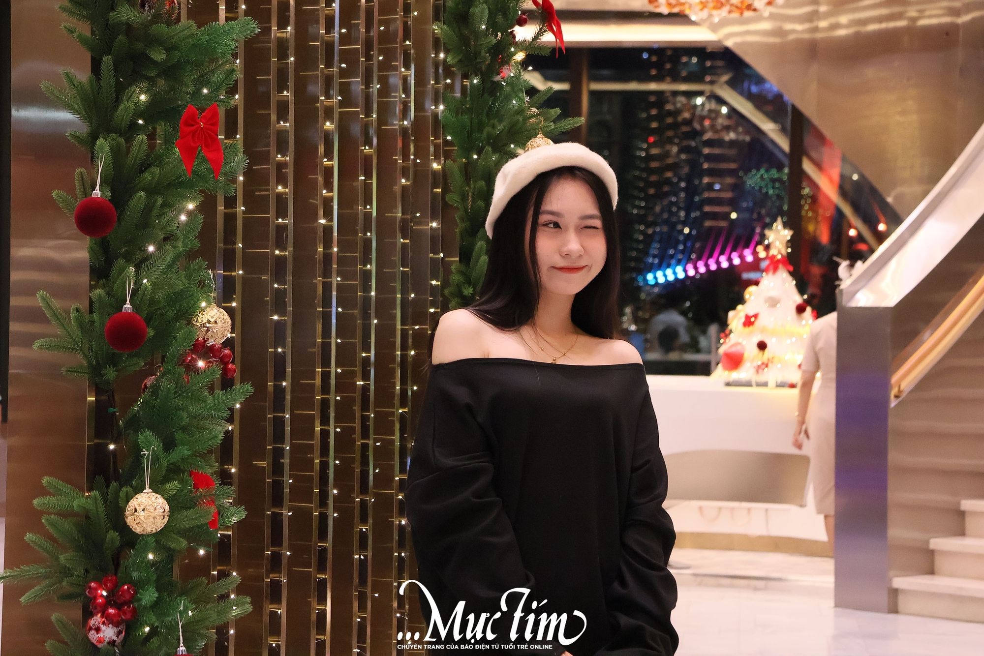 Bạn trẻ thích thú ngắm tuyết rơi đêm Giáng sinh tại TP.HCM- Ảnh 5.