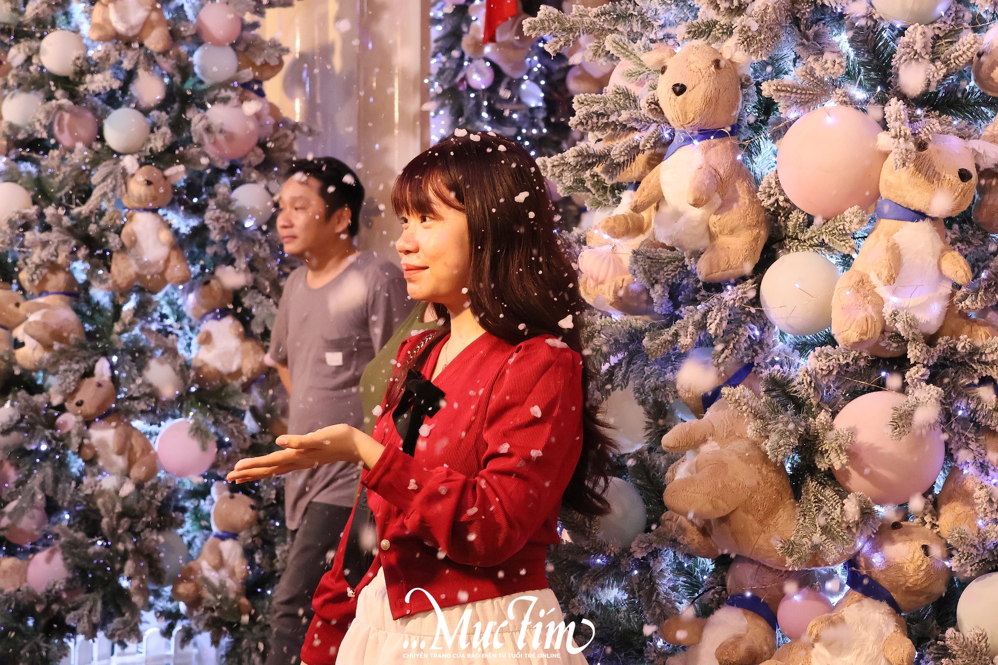 Bạn trẻ thích thú ngắm tuyết rơi đêm Giáng sinh tại TP.HCM- Ảnh 9.