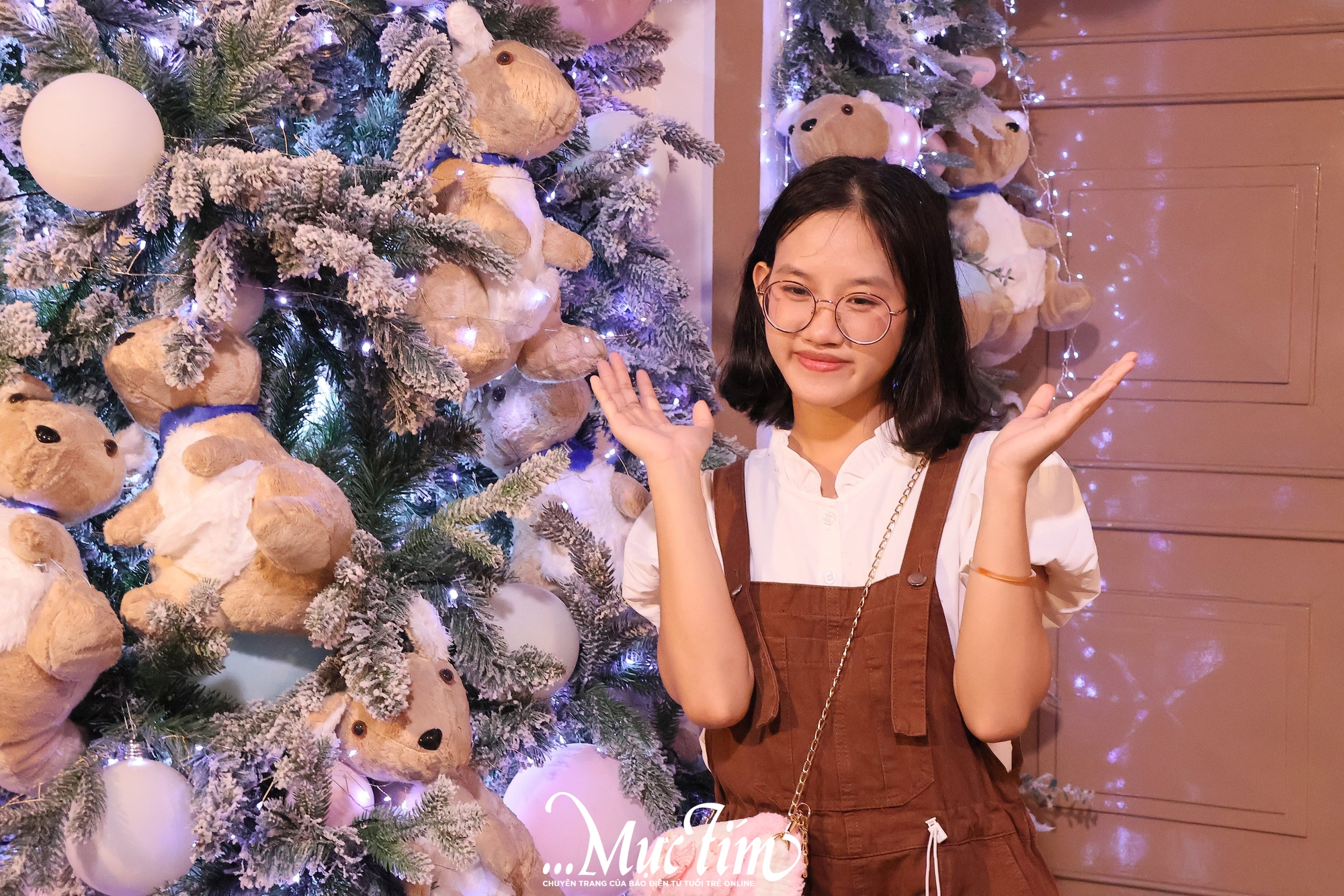 Bạn trẻ thích thú ngắm tuyết rơi đêm Giáng sinh tại TP.HCM- Ảnh 10.