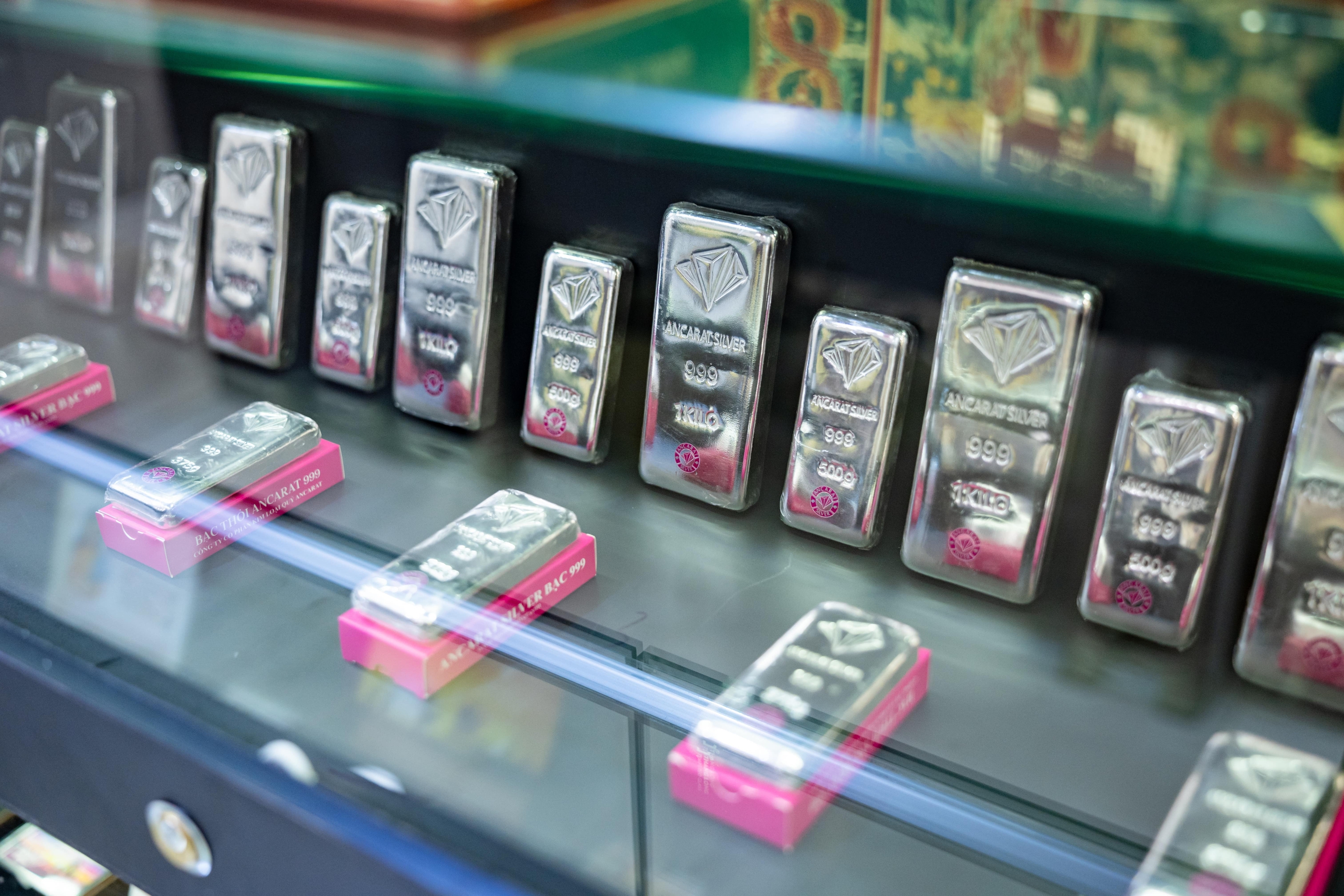 Giá bạc vượt 72 USD/ounce, tăng 38% trong một tháng - Ảnh 2.