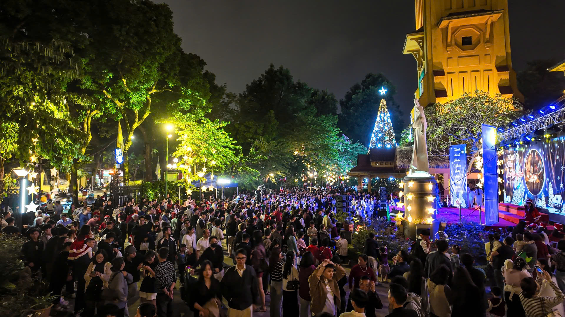 Đêm Noel, trung tâm Hà Nội rực rỡ và đông vui như lễ hội đường phố - Ảnh 5.