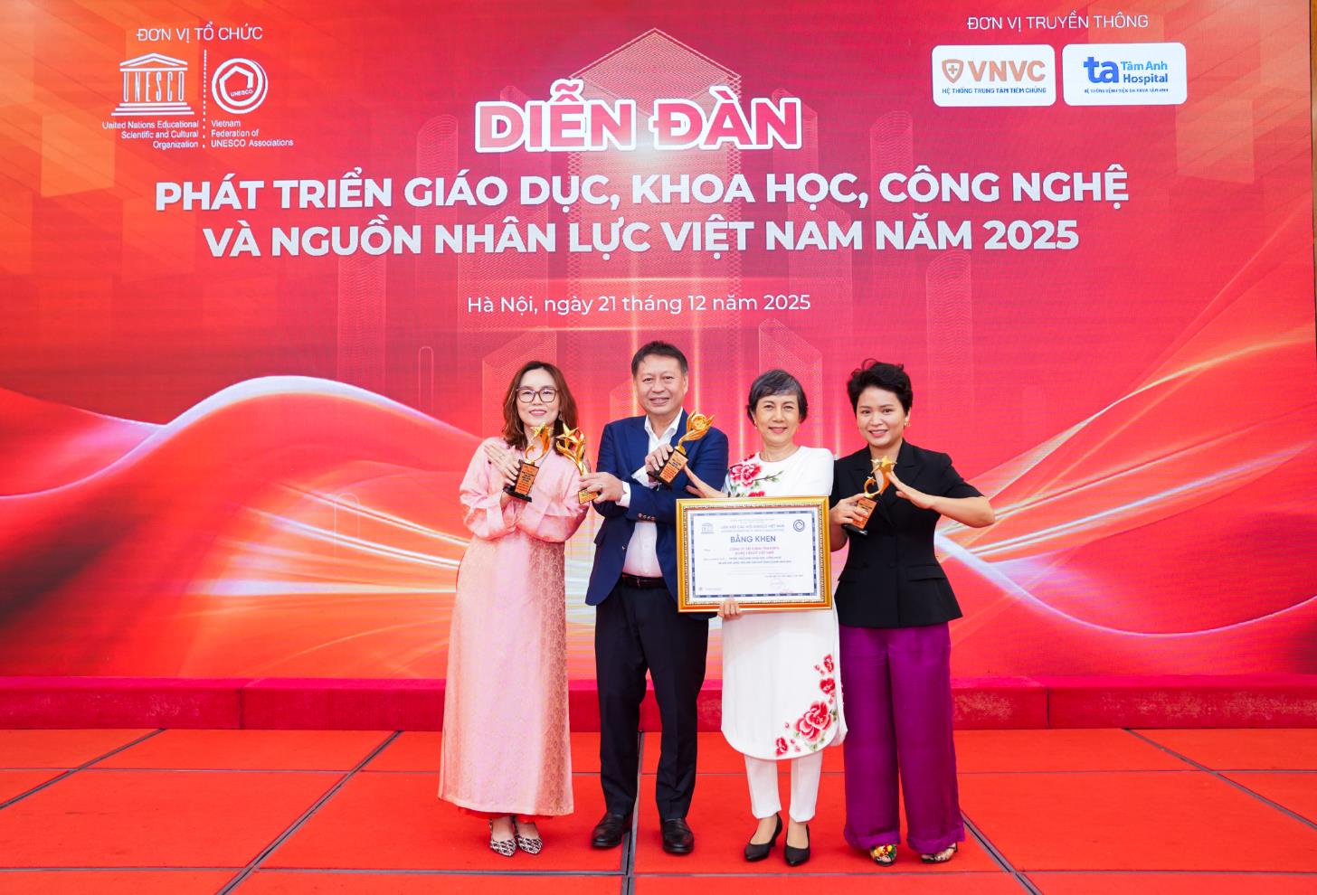 Home Credit vào Top 10 đơn vị tiêu biểu về khoa học, công nghệ - Ảnh 2.