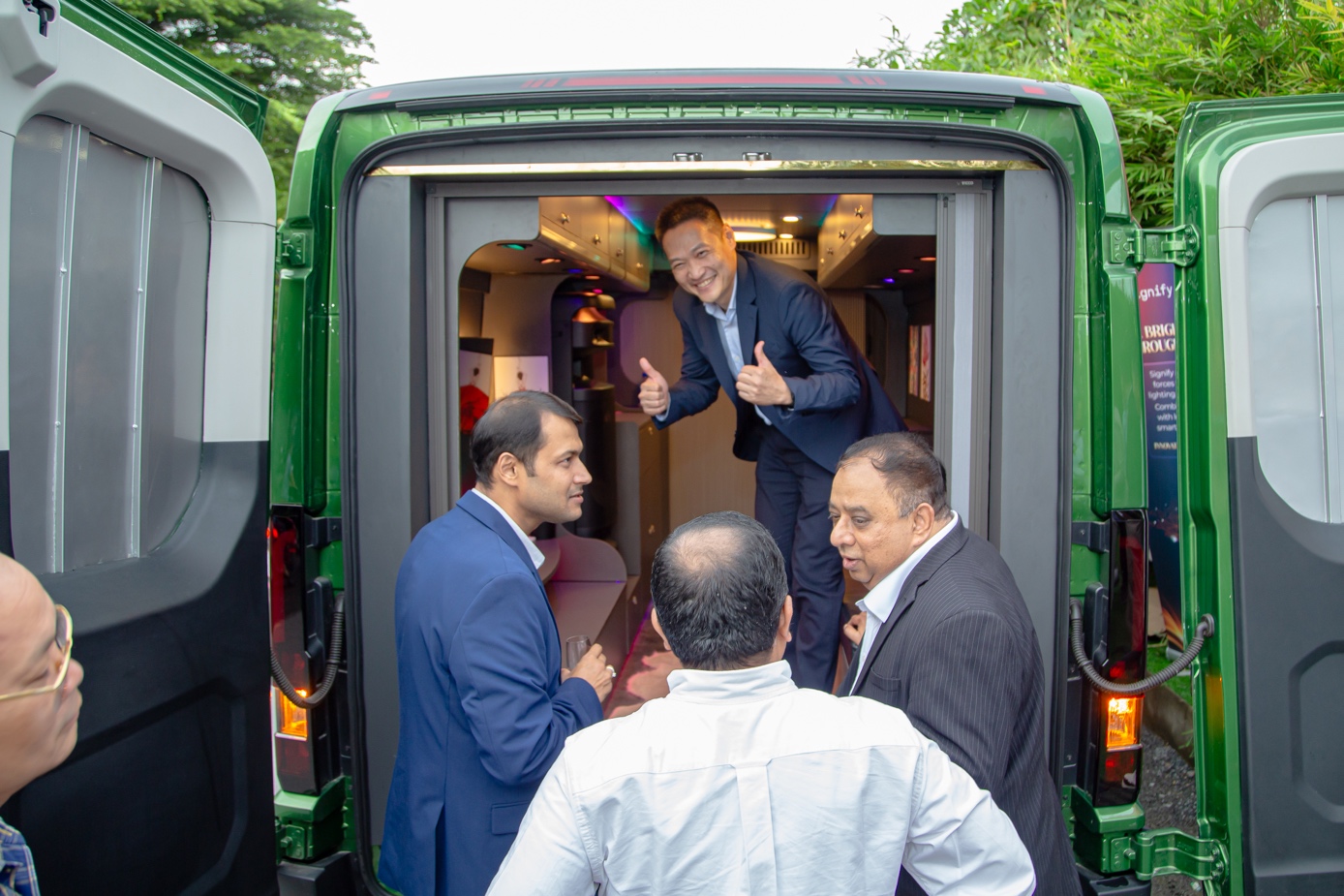 Philips Hue Mobile ra mắt showroom ánh sáng di động - Ảnh 1.