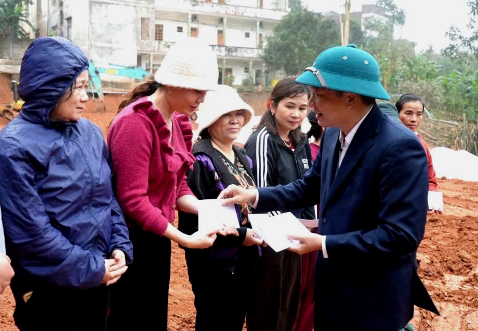 Cán bộ Quảng Trị sai phạm phải xin lỗi công khai người dân, doanh nghiệp và phải khắc phục hậu quả - Ảnh 3.