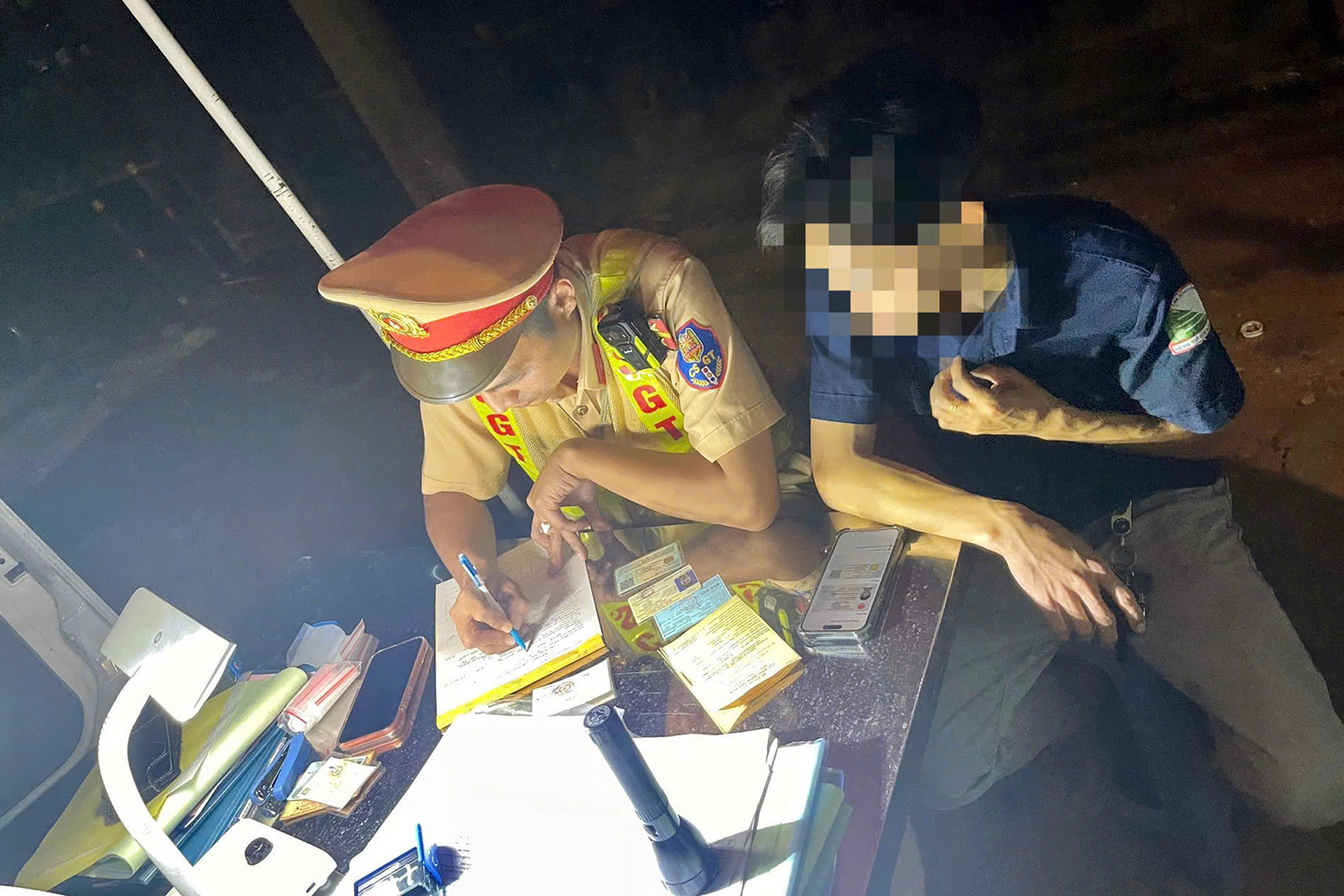 Xe cứu thương bật đèn ưu tiên chạy trên quốc lộ 20 dù không chở bệnh nhân - Ảnh 1.