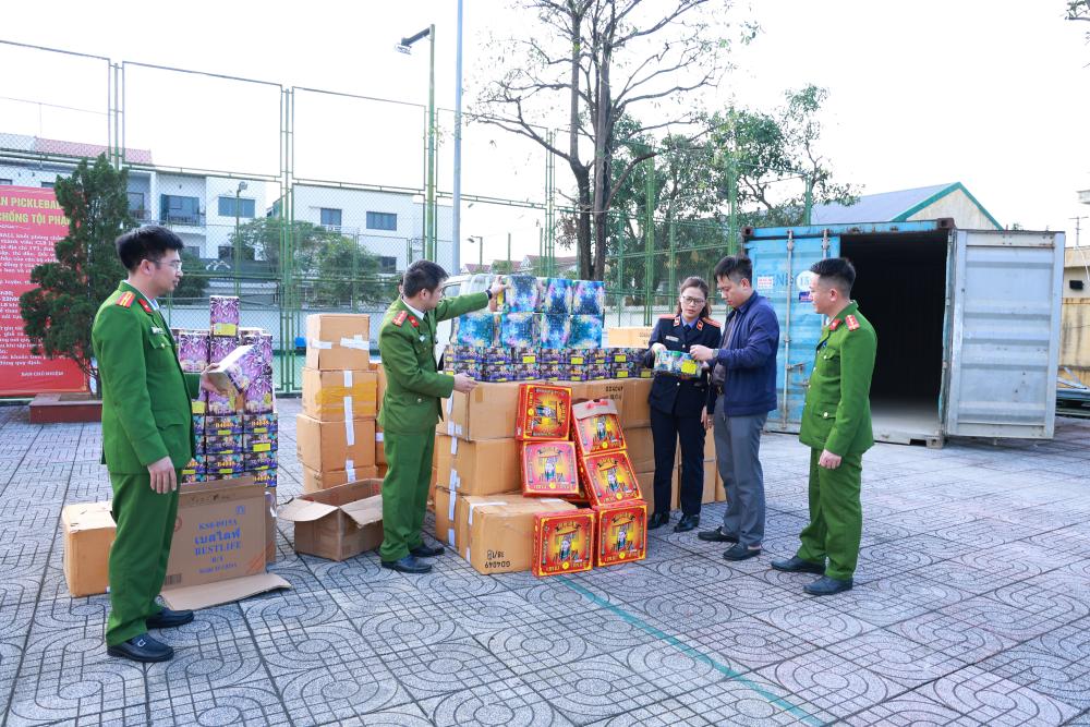 Triệt phá đường dây mua bán, vận chuyển pháo nổ đặc biệt lớn - Ảnh 1.