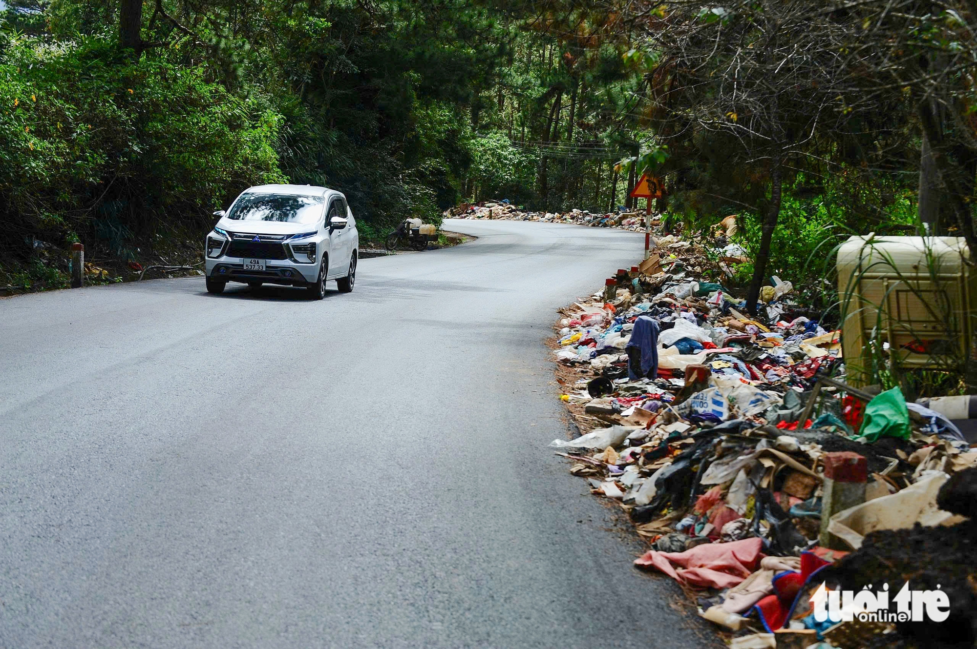 Flood debris overwhelms mountain pass leading to Vietnam’s Da Lat - Ảnh 2.