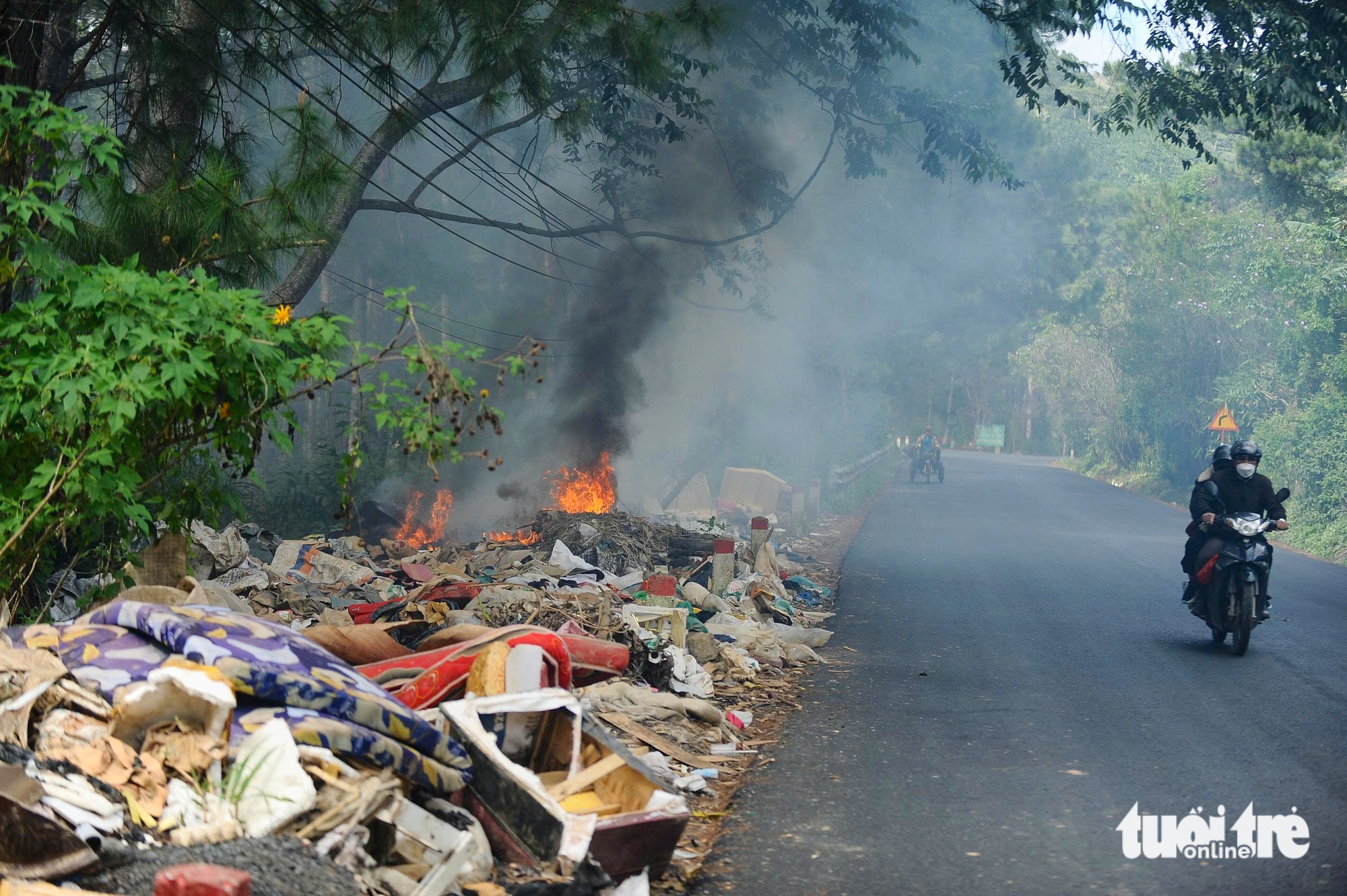Flood debris overwhelms mountain pass leading to Vietnam’s Da Lat - Ảnh 6.