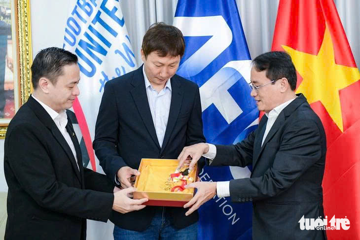 HLV Kim Sang Sik - Ảnh 1.