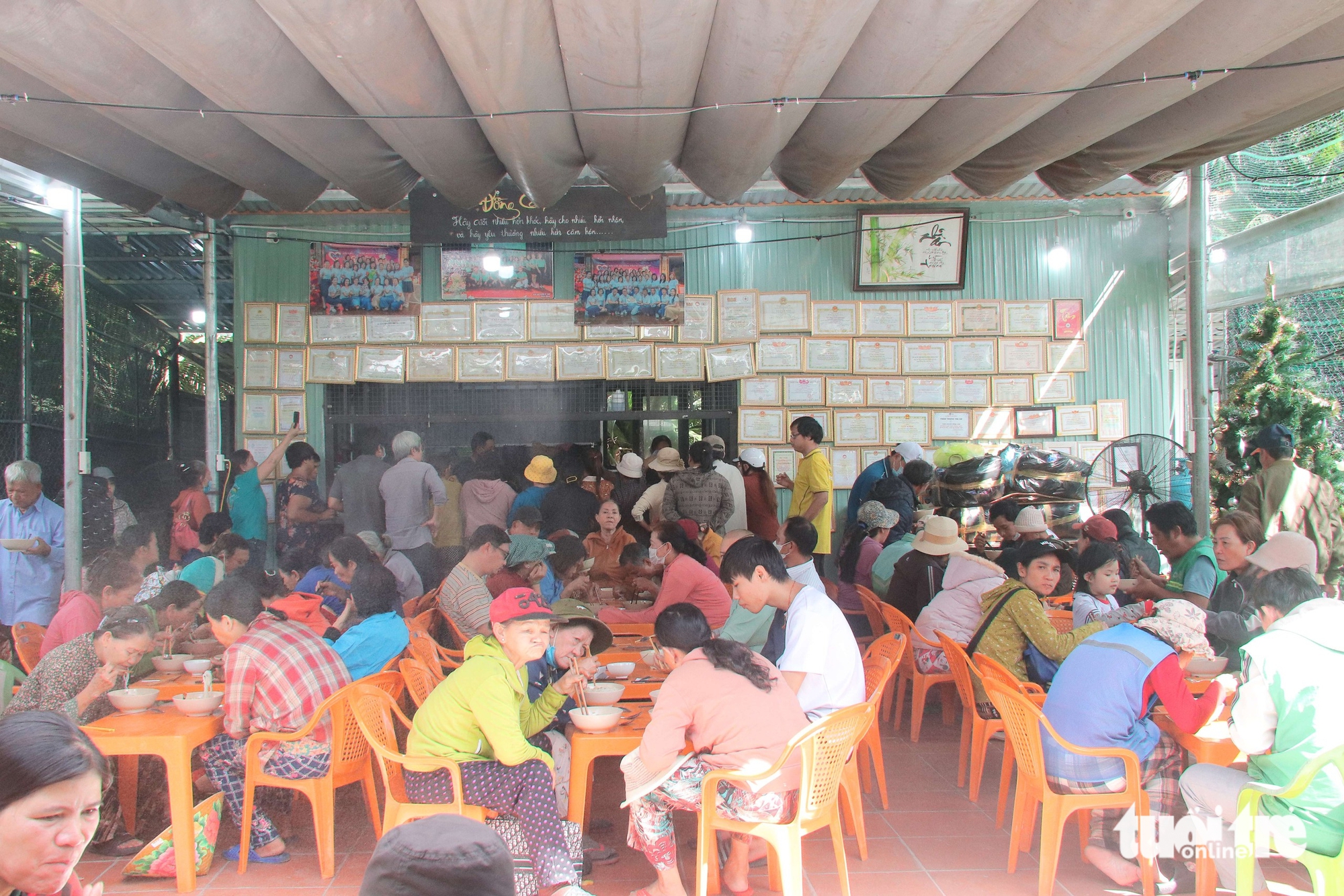 Từ sự đồng cảm, nhóm thiện nguyện ở Đà Nẵng mở bếp ăn 2.000 đồng sẻ chia yêu thương - Ảnh 1.