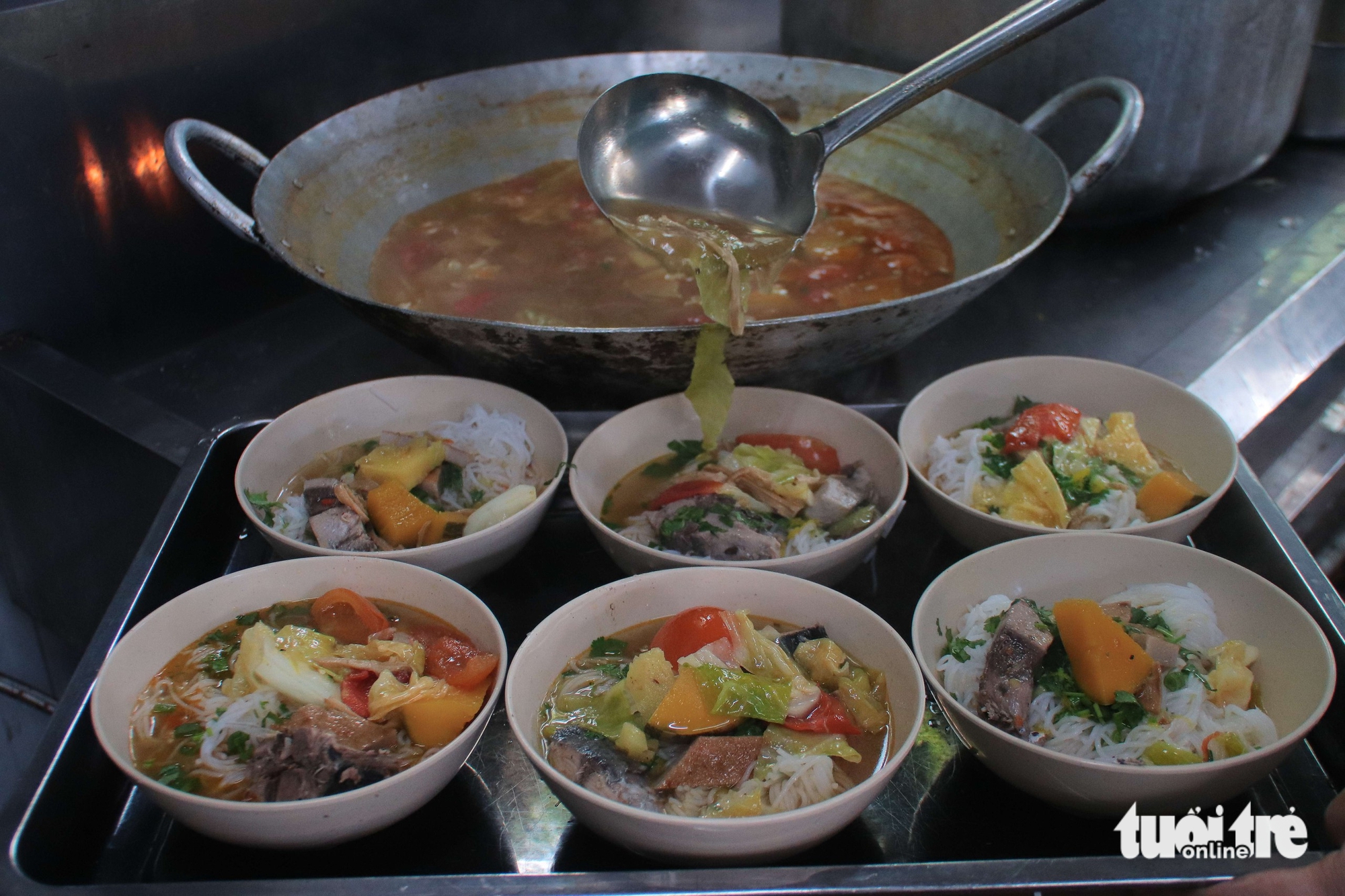 Từ sự đồng cảm, nhóm thiện nguyện ở Đà Nẵng mở bếp ăn 2.000 đồng sẻ chia yêu thương - Ảnh 9.