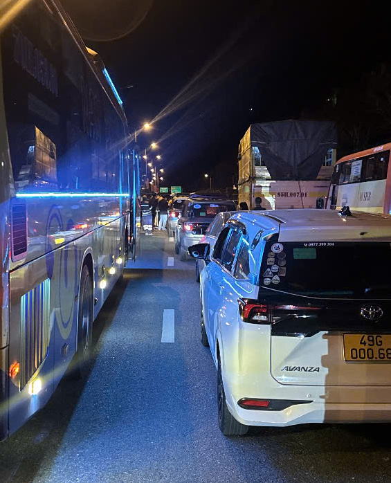 Cao tốc Liên Khương - Prenn tắc hai hướng do dây điện trung thế vắt ngang đường - Ảnh 3.