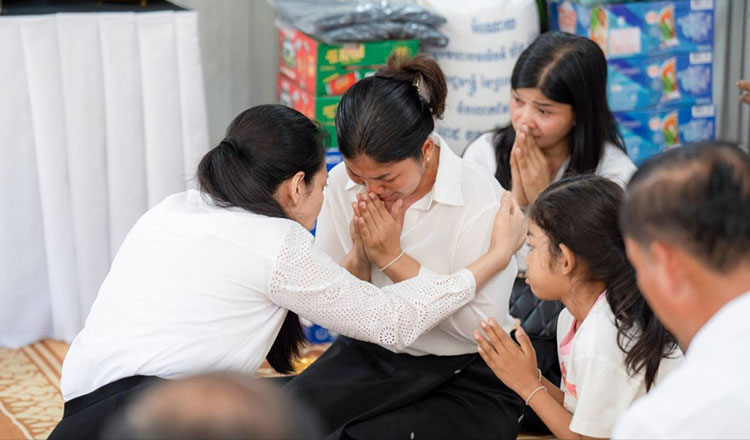 [cambodia] Phu nhân Thủ tướng Campuchia dự lễ tang các binh sĩ trong ...