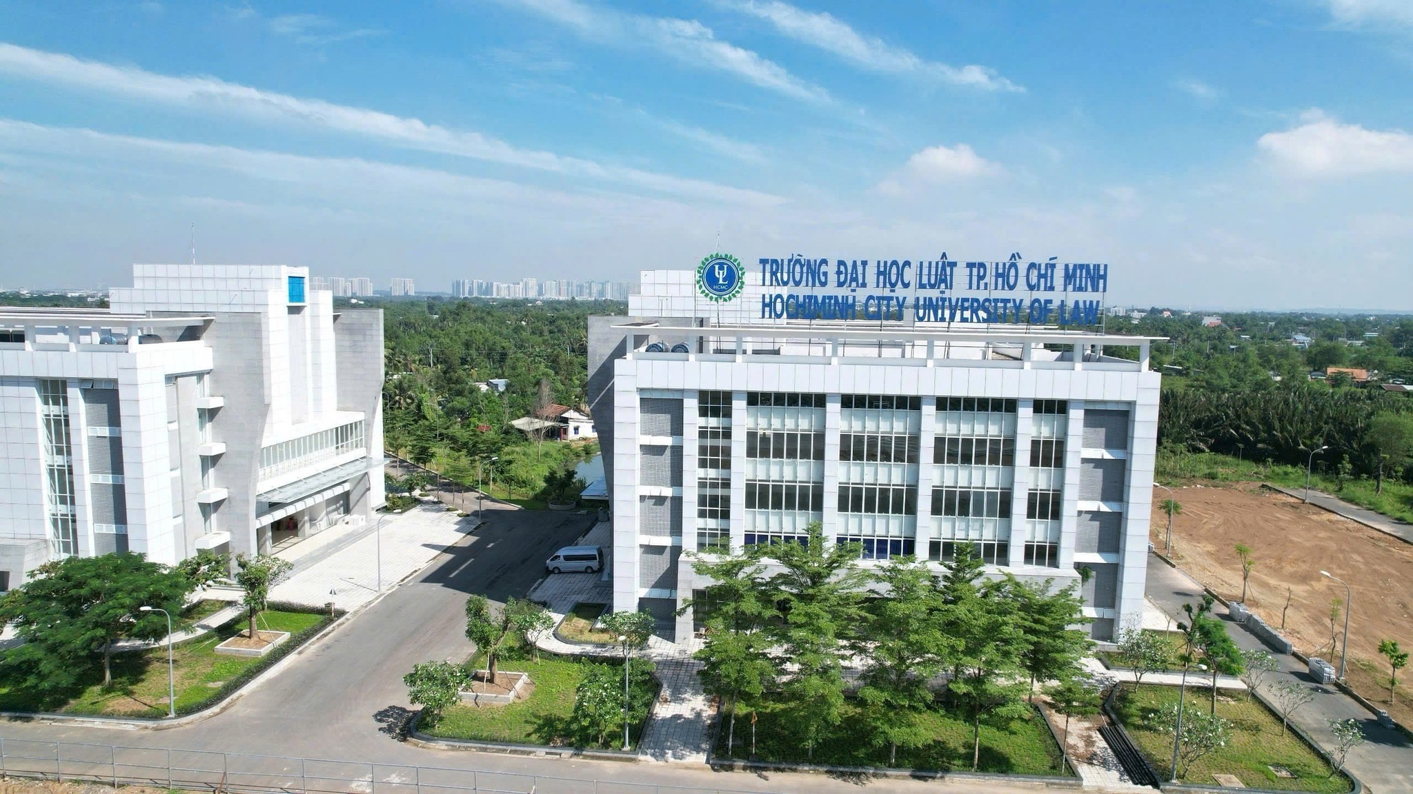 Năm 2026, Trường đại học Luật TP.HCM dự kiến không xét tuyển tổ hợp A00, C00 - Ảnh 1.