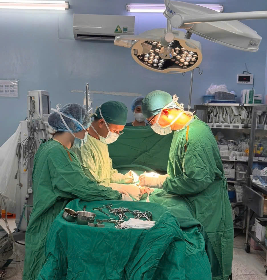 Đi viện muộn, cậu bé 14 tuổi mất tinh hoàn vì lỡ 'giờ vàng' - Ảnh 1.