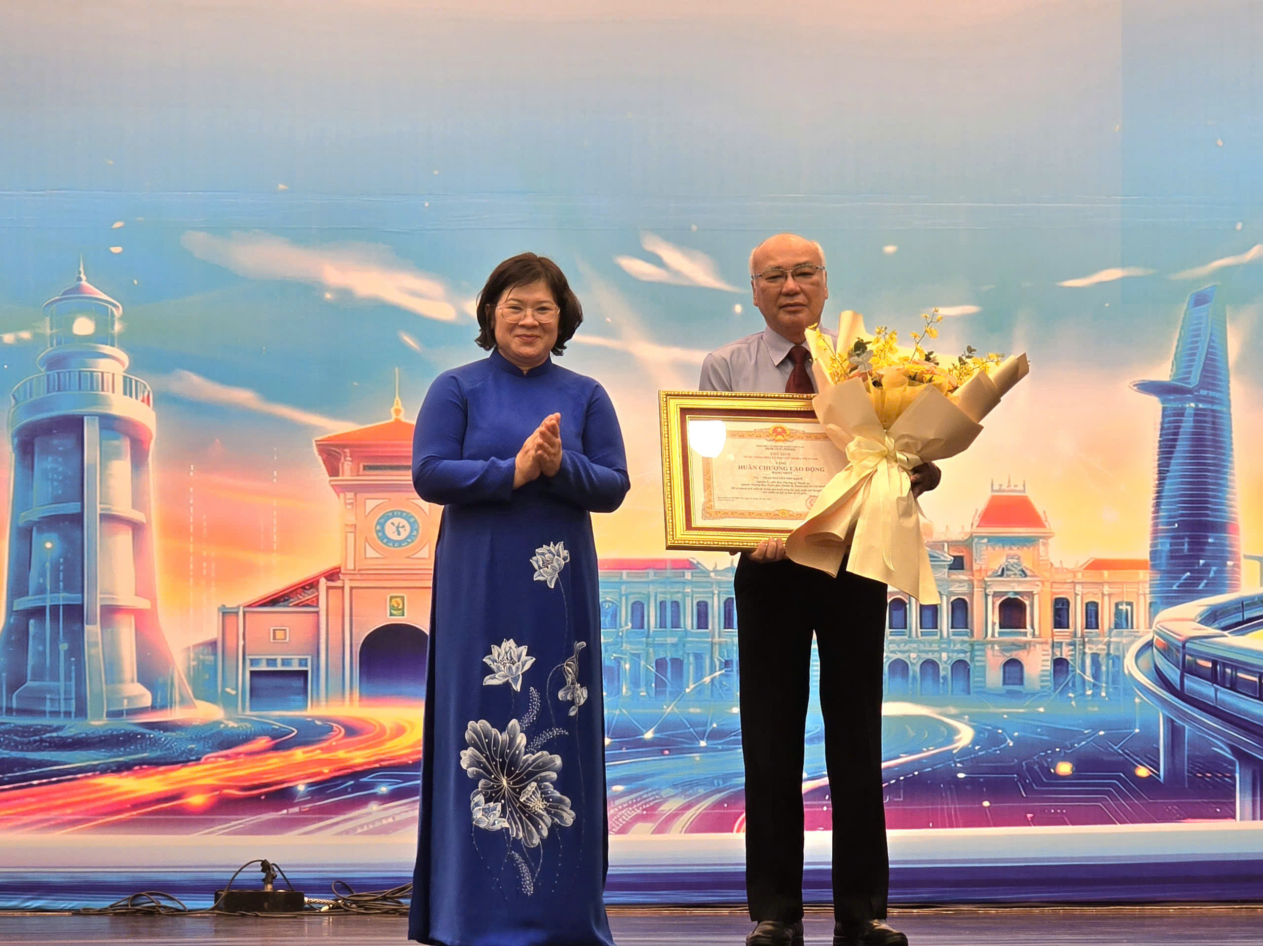 21 tập thể, cá nhân nhận huân chương, bằng khen vì thành tích tuyên giáo và dân vận ở TP.HCM - Ảnh 1.