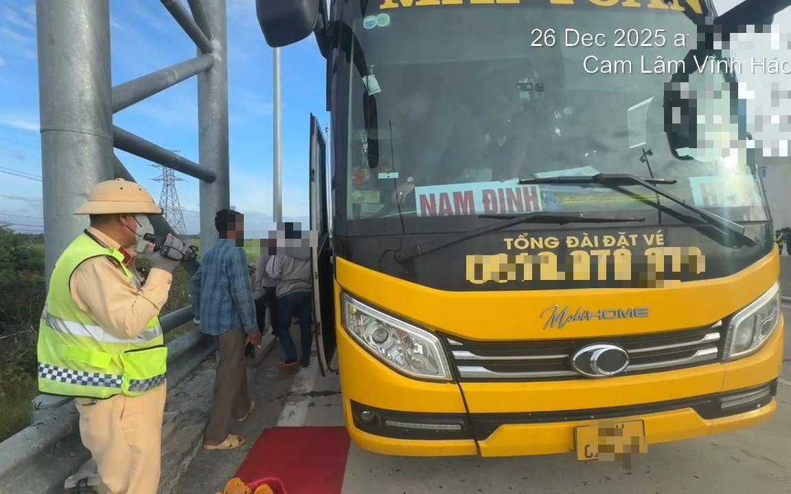 Driver, owner fined $3,960 for no license, uninspected sleeper bus in south-central Vietnam - Ảnh 1.