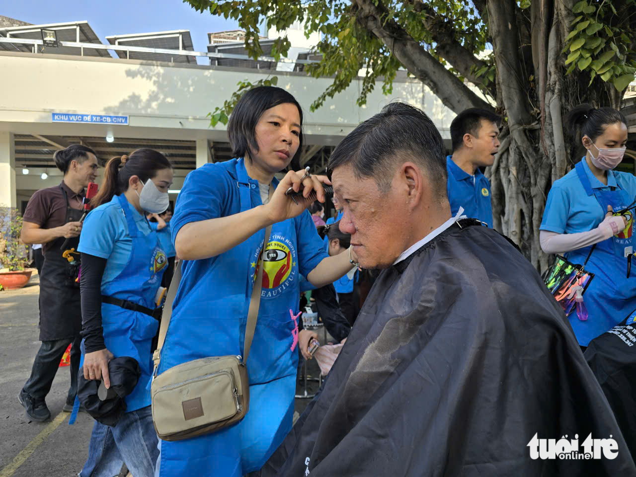 Tết sớm cho những 'người gác đêm' công nhân vệ sinh TP.HCM - Ảnh 4.