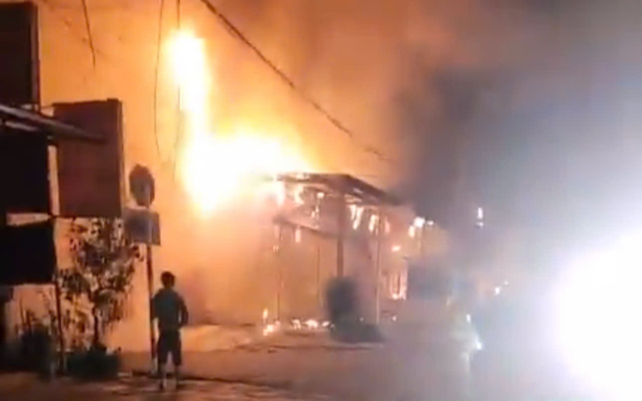 Fire at 7-story home injures man in Hanoi after desperate jump to escape flames
- Ảnh 1.