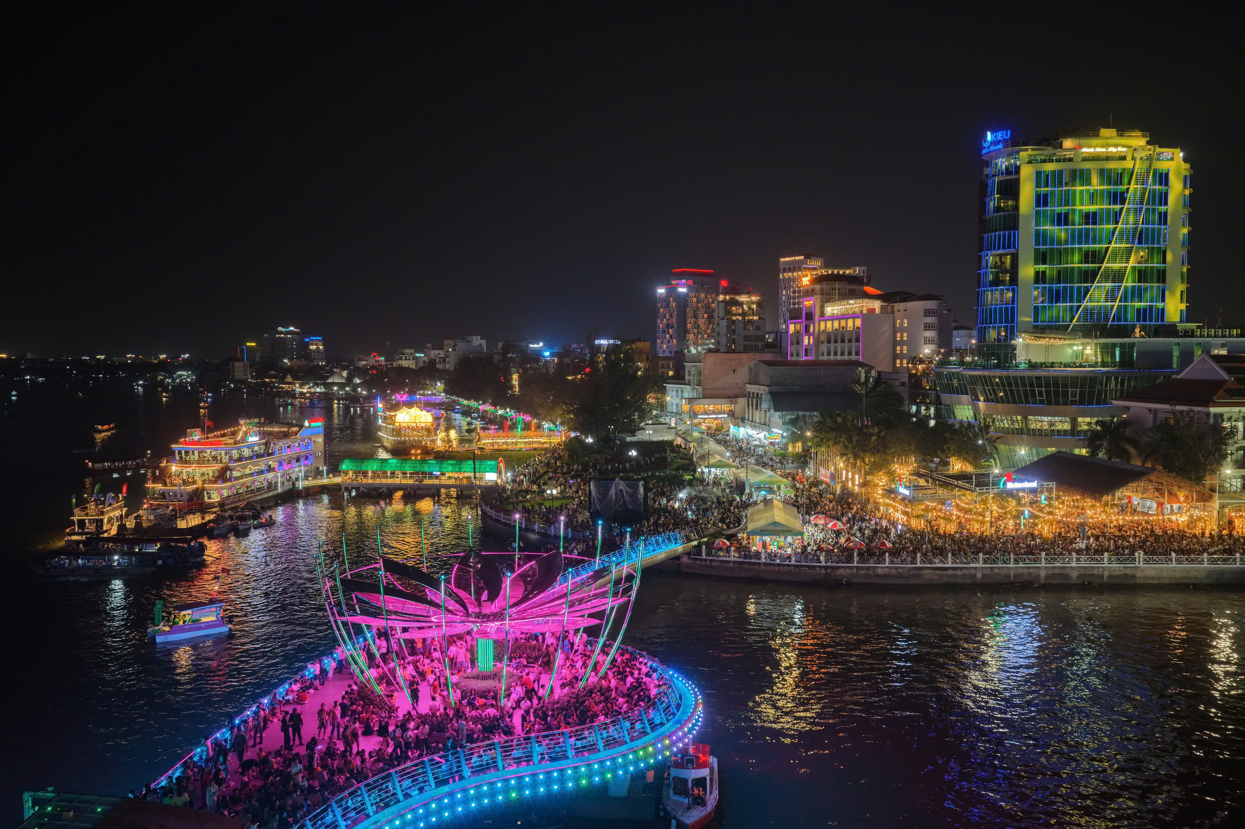 Cả chục ngàn người chen chân xem khai mạc Lễ hội Văn hóa sông nước Cần Thơ - Ảnh 1.