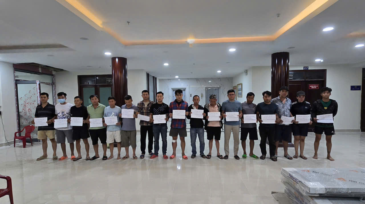 Hàng trăm cảnh sát vây bắt 20 người buôn bán vũ khí, đánh bạc, thu hơn 10.000 viên đạn - Ảnh 1.