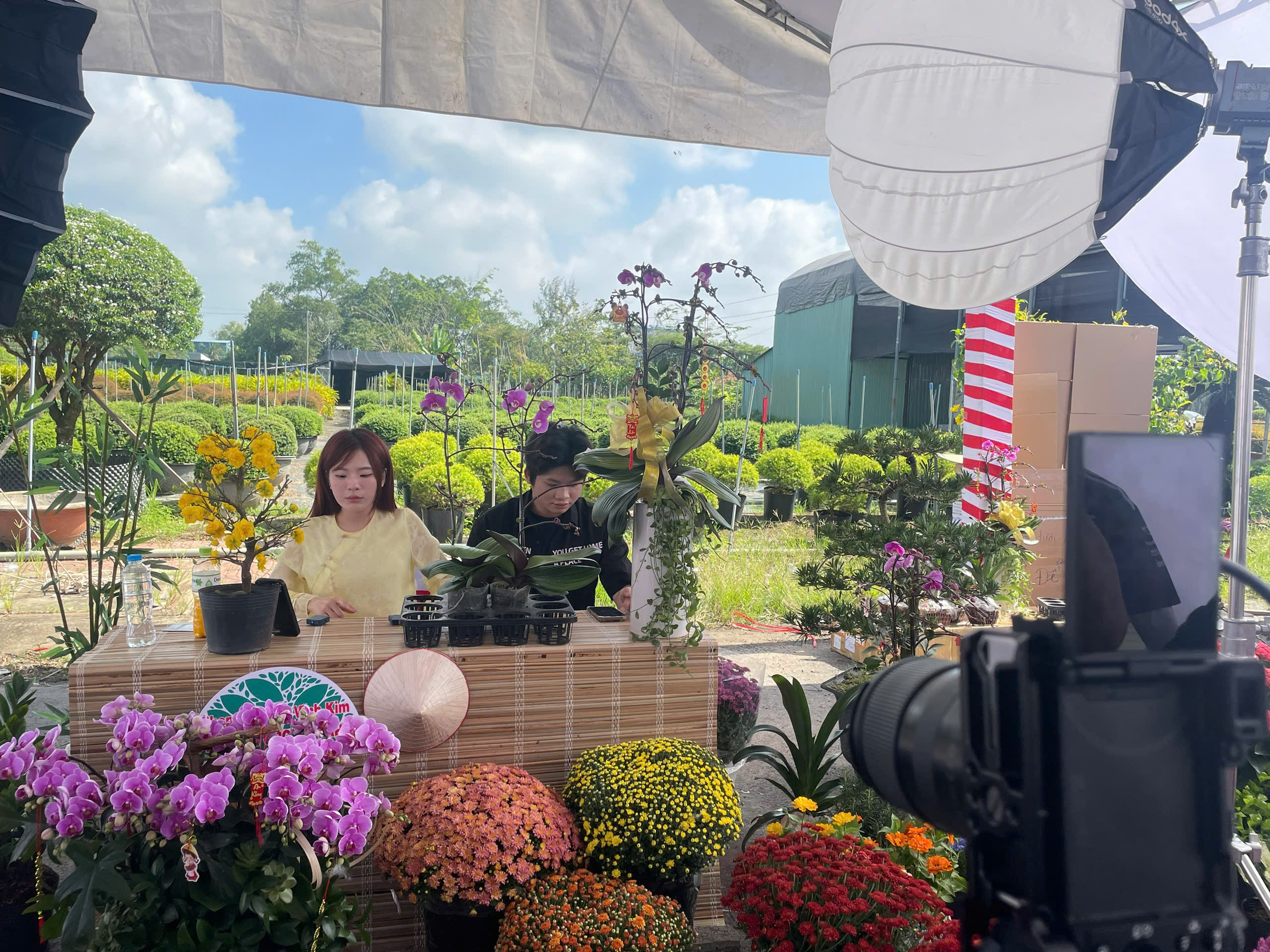 Vựa hoa, nhà vườn miền Tây tất bật livestream bán hoa Tết sớm cùng người nổi tiếng - Ảnh 5.
