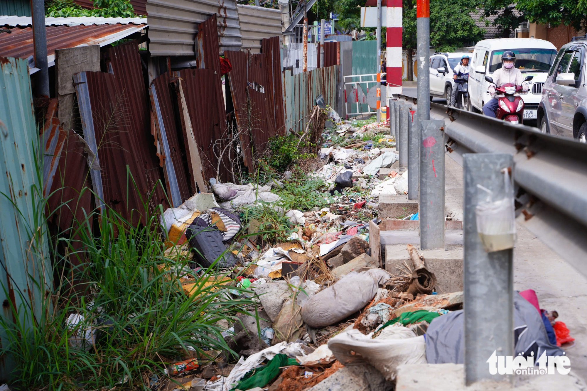 Rác sinh hoạt, rác xây dựng đổ tràn lan quanh các tuyến đường, chân cầu ở TP.HCM - Ảnh 1. rác - Ảnh 1.