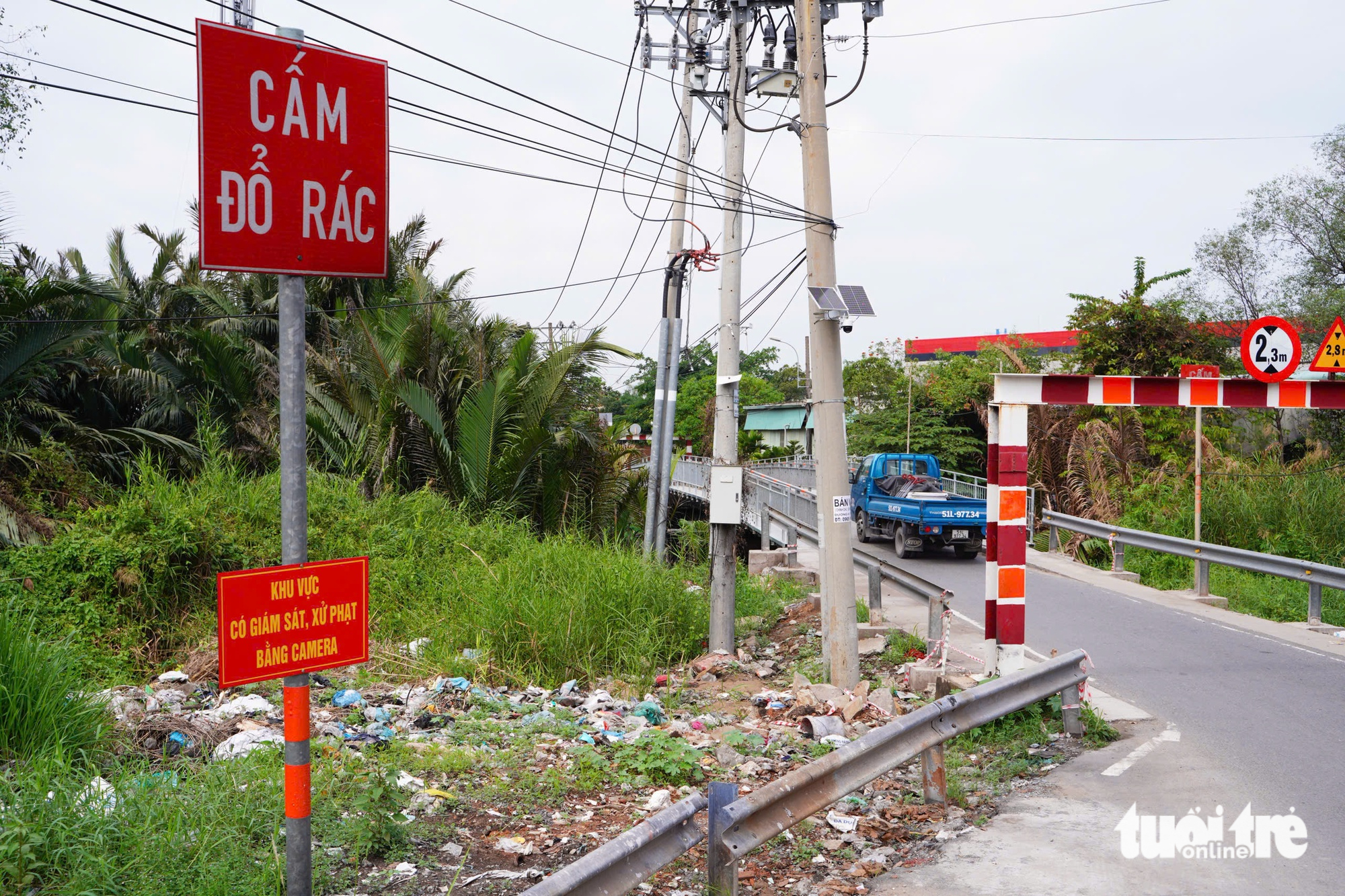 Rác sinh hoạt, rác xây dựng đổ tràn lan quanh các tuyến đường, chân cầu ở TP.HCM - Ảnh 3. rác - Ảnh 3.