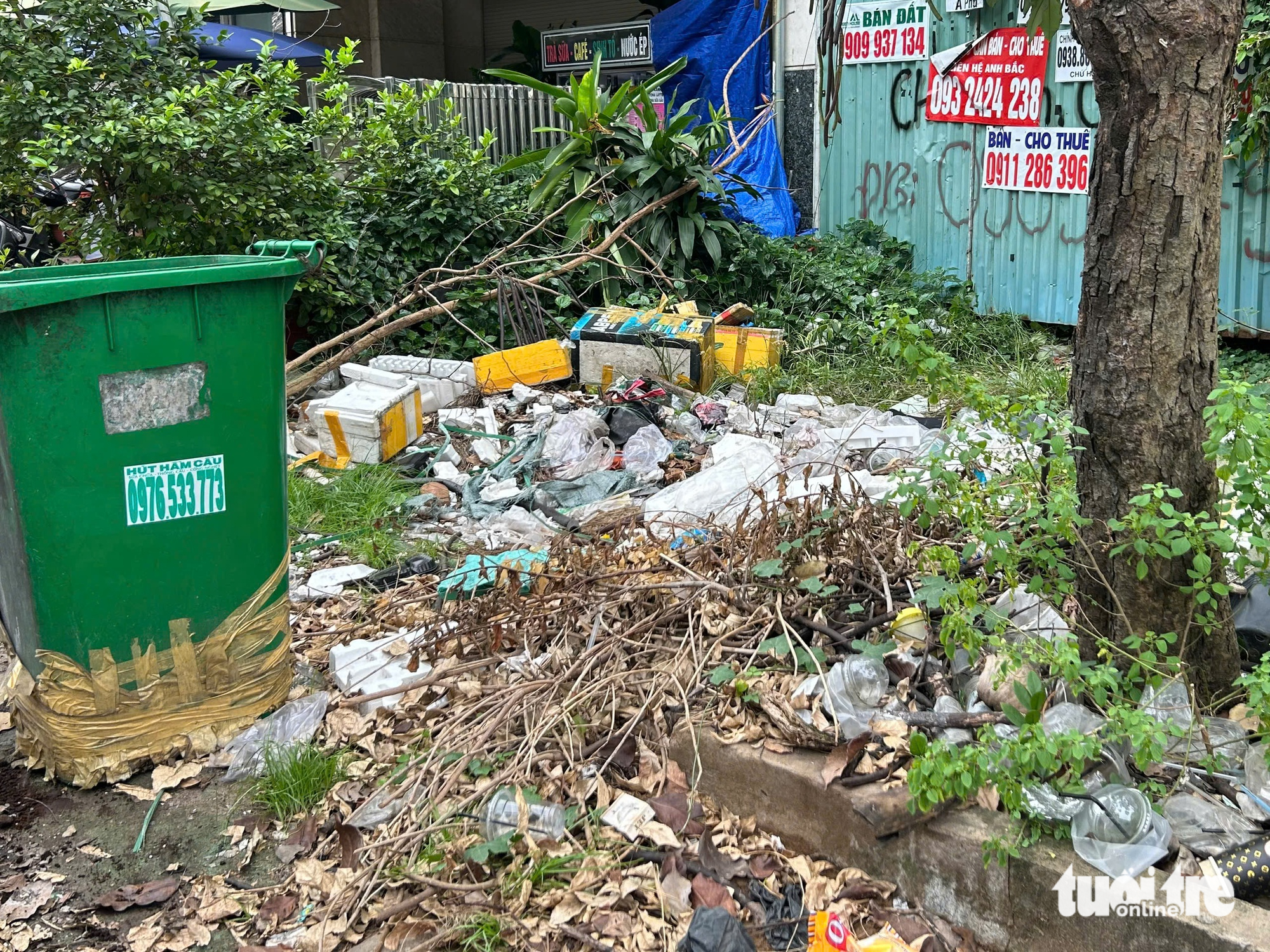 Rác sinh hoạt, rác xây dựng đổ tràn lan quanh các tuyến đường, chân cầu ở TP.HCM - Ảnh 4. rác - Ảnh 4.