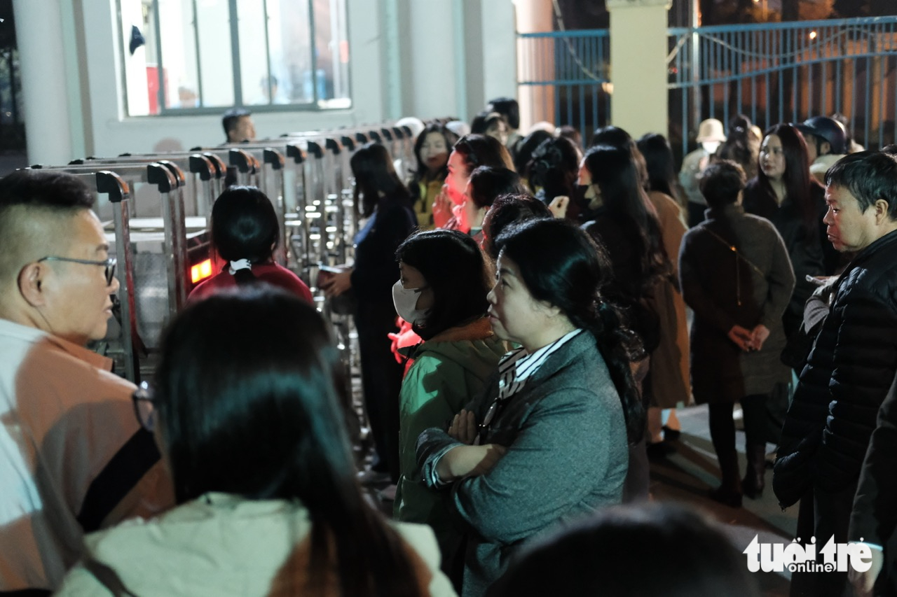 Khán giả tức giận vì đứng đợi, 20h31 concert Về đây bốn cánh chim trời mới báo hoãn - Ảnh 1.