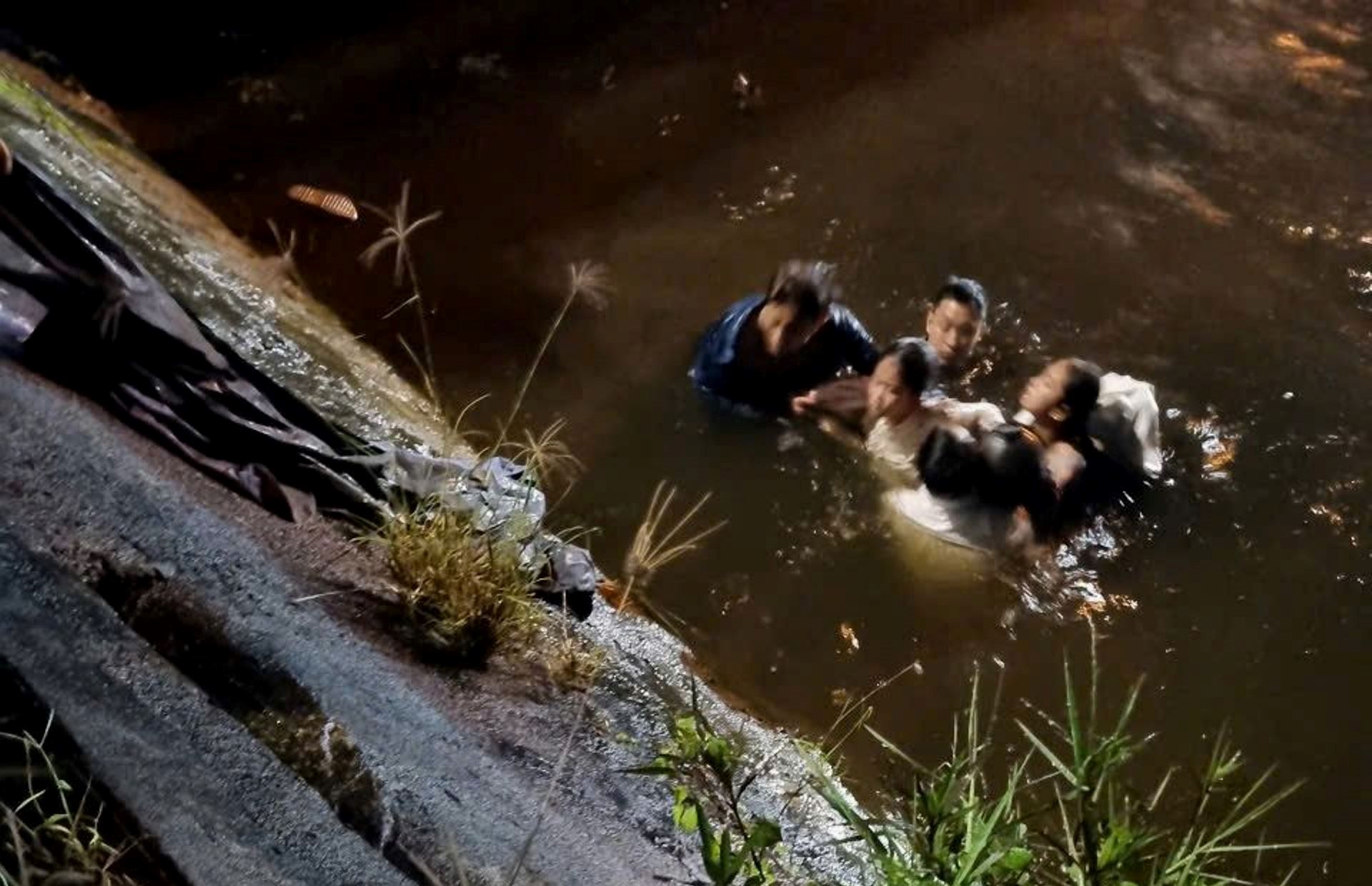 Hai cha con cứu 3 phụ nữ gặp nạn trong đêm mưa rét - Ảnh 1.