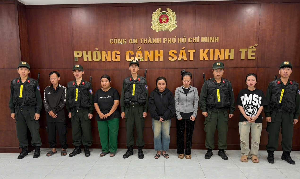 Công an TP.HCM bắt 5 người làm giả dầu gió 'Siang Pure Oil', thu giữ hơn 4.300 chai - Ảnh 1.