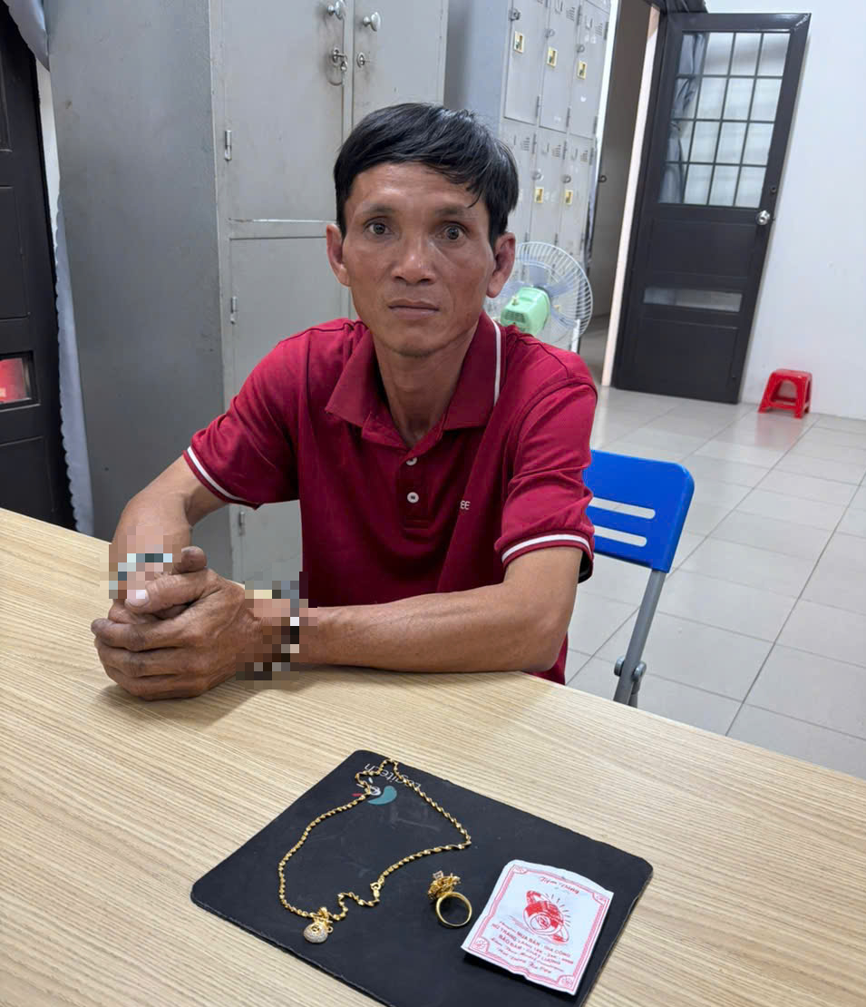 Bắt nhân viên cửa hàng 4 lần vào phòng ngủ của chủ trộm tiền, vàng để đánh bạc online - Ảnh 1.