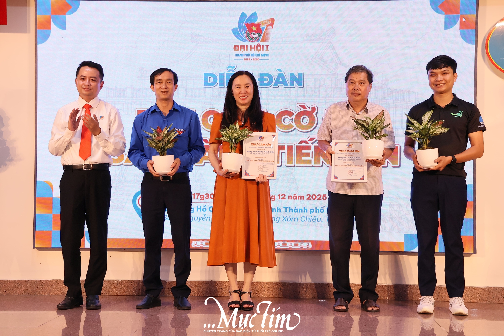 Đại hội Đoàn TP.HCM: Đại biểu đi metro, thảo luận về chuyển đổi xanh, AI - Ảnh 8.