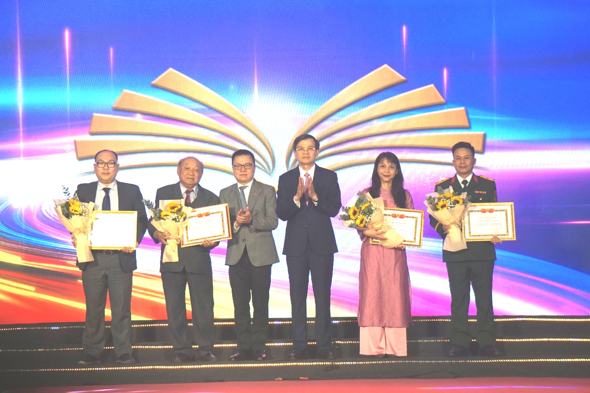 Tặng thưởng các tác phẩm lý luận, phê bình văn học, nghệ thuật năm nay đã có giải A - Ảnh 2.