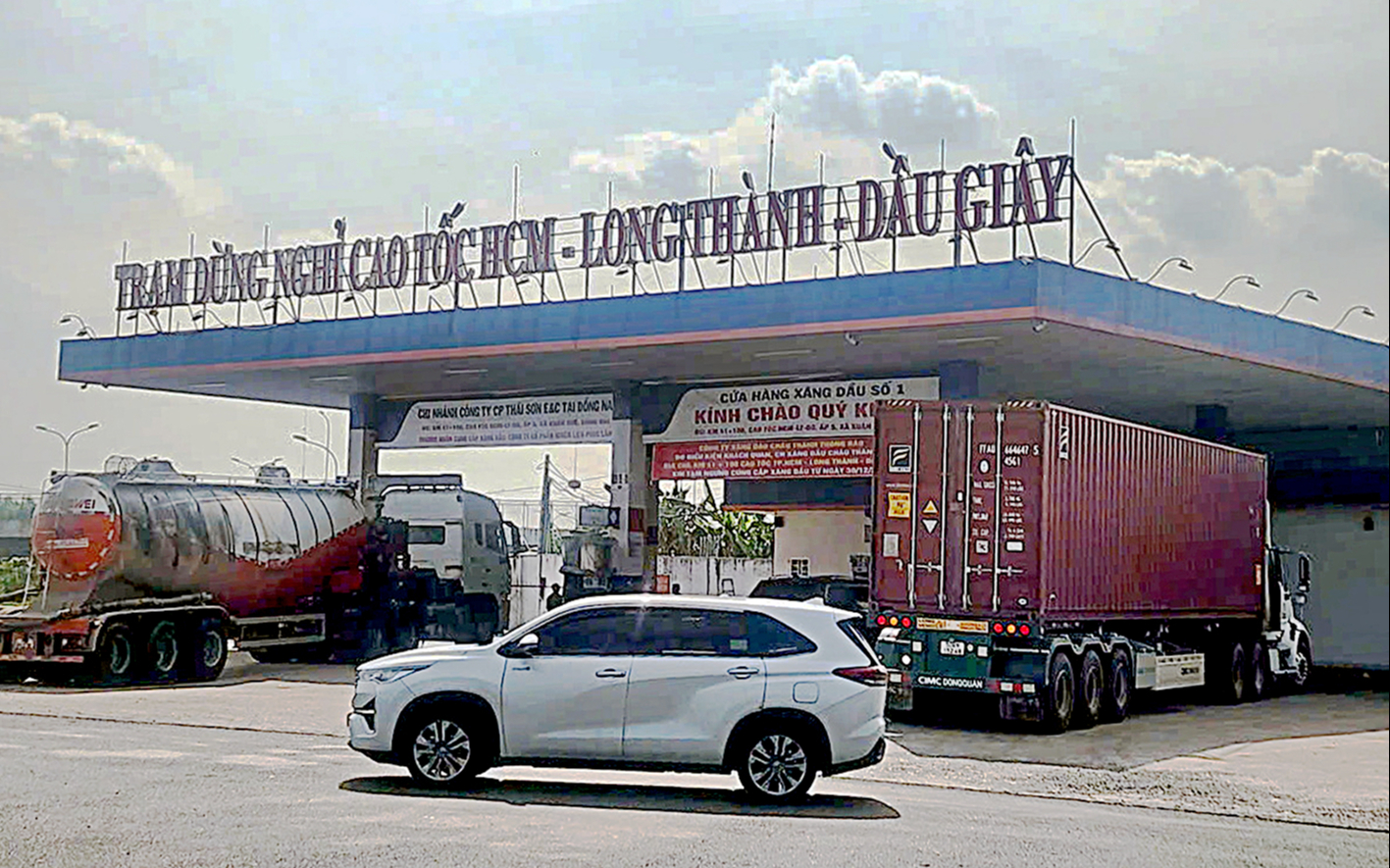 Tranh chấp bán xăng dầu kéo dài ở trạm dừng cao tốc - Ảnh 1. trạm dừng cao tốc - Ảnh 1.