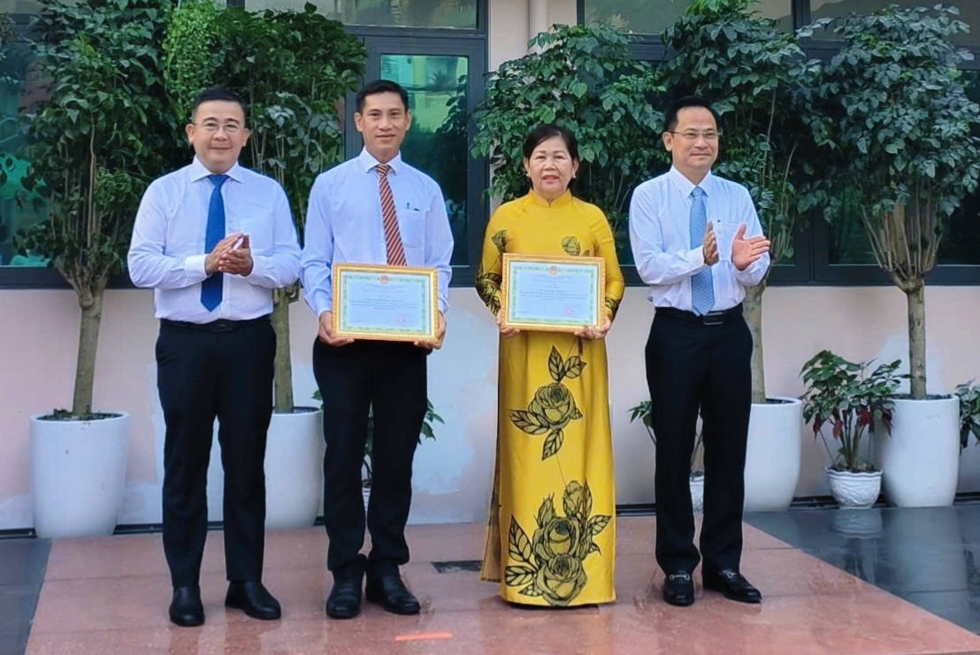 Khen thưởng hai trưởng ấp kịp thời phát hiện người ném rác xuống rạch - Ảnh 1.