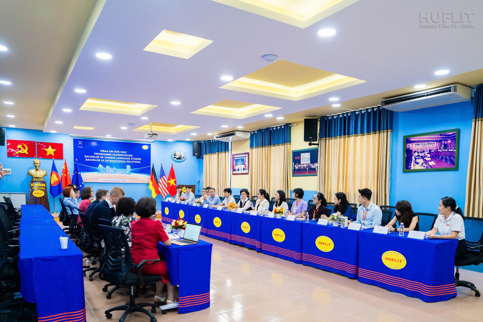 Dấu mốc cho hành trình vươn mình ra khơi của HUFLIT - Ảnh 1.