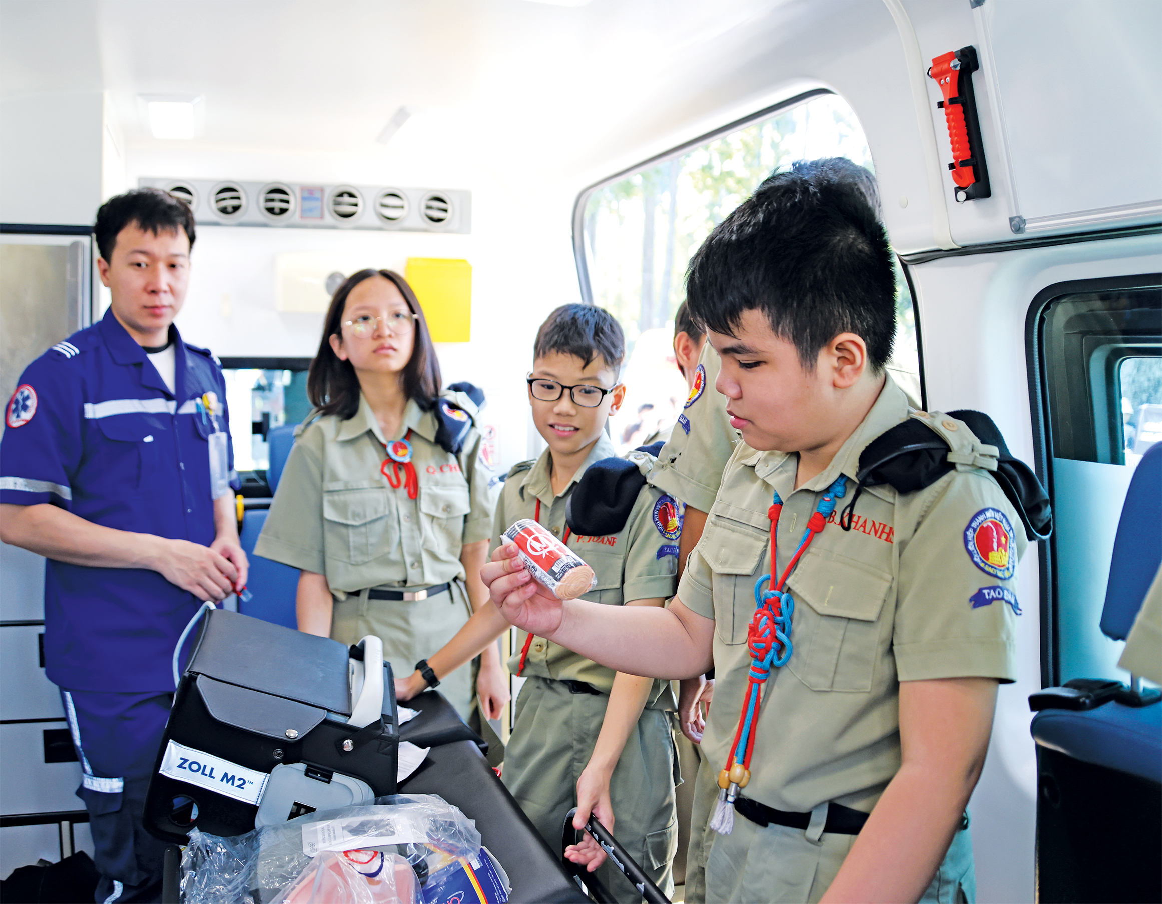 Nếu có người bị thương, tụi mình phải làm gì trước tiên? - Ảnh 4.