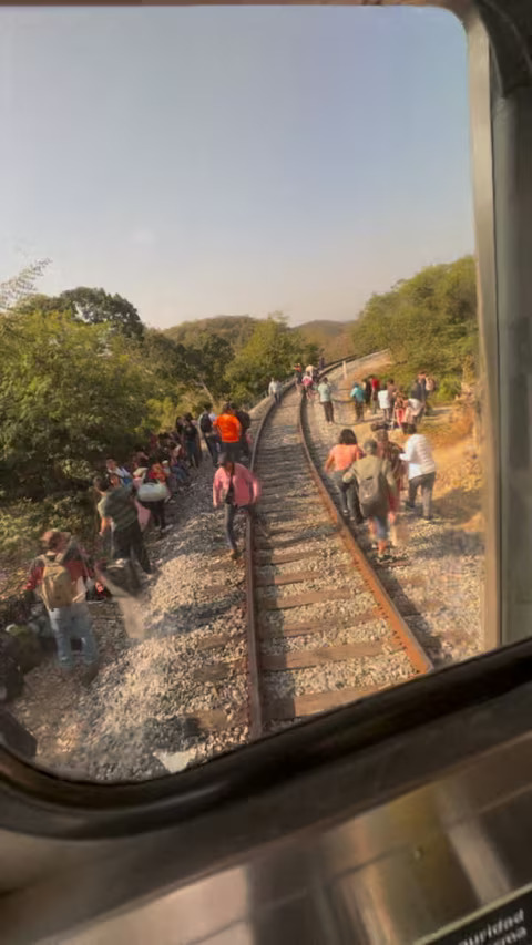 Mexican train derailment kills at least 13 people, 98 injured - Ảnh 2.