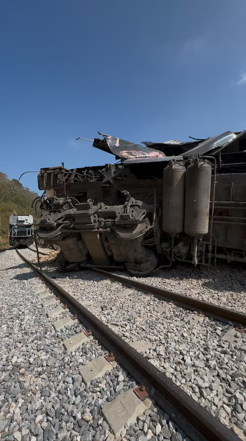 Mexican train derailment kills at least 13 people, 98 injured - Ảnh 1.