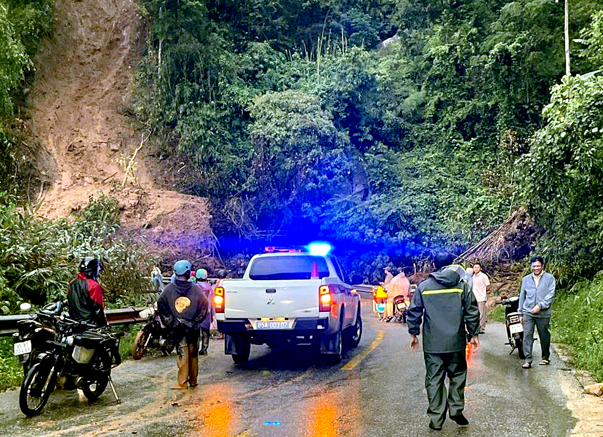 Đèo Ngoạn Mục đã thông xe nhưng vẫn tiềm ẩn nguy cơ sạt lở - Ảnh 1.