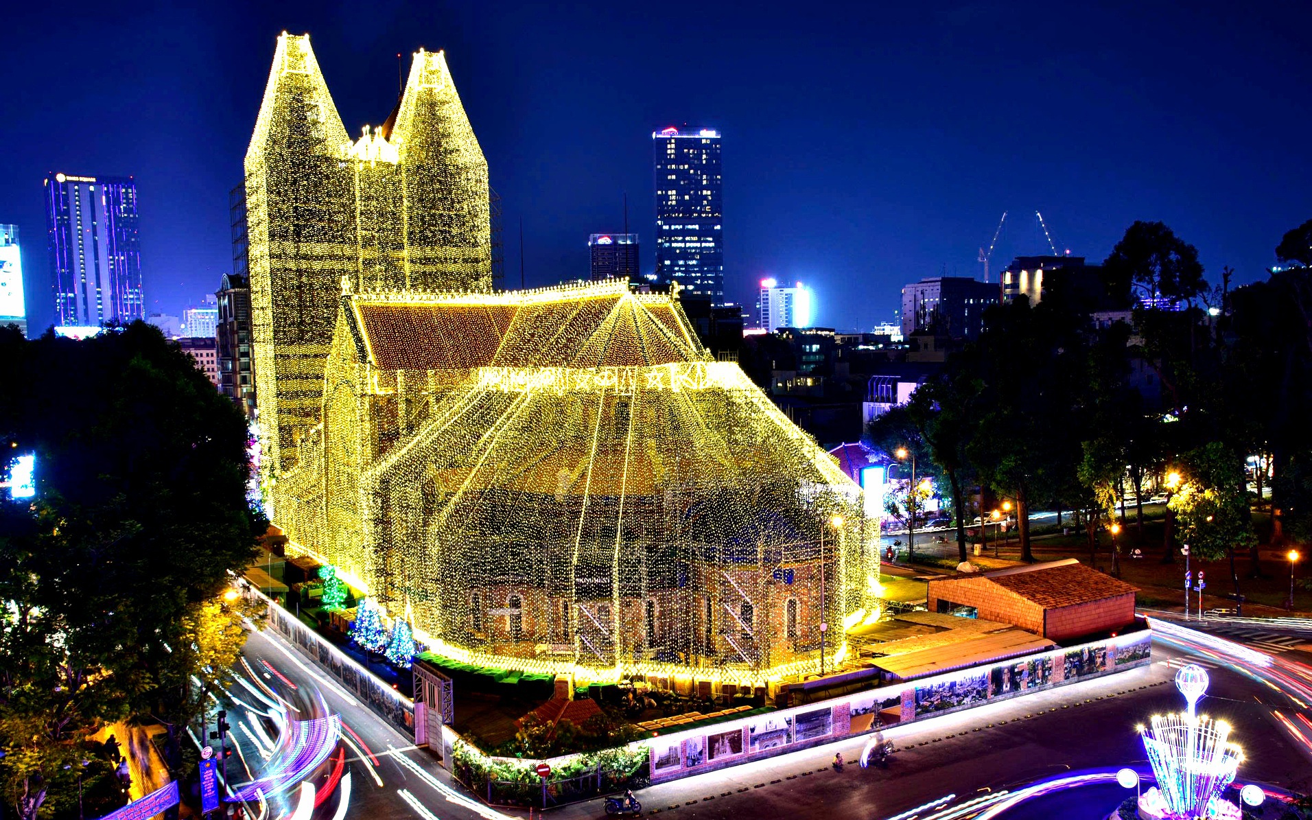 Christmas decoration sales in Ho Chi Minh City slump after storms, floods- Ảnh 2.