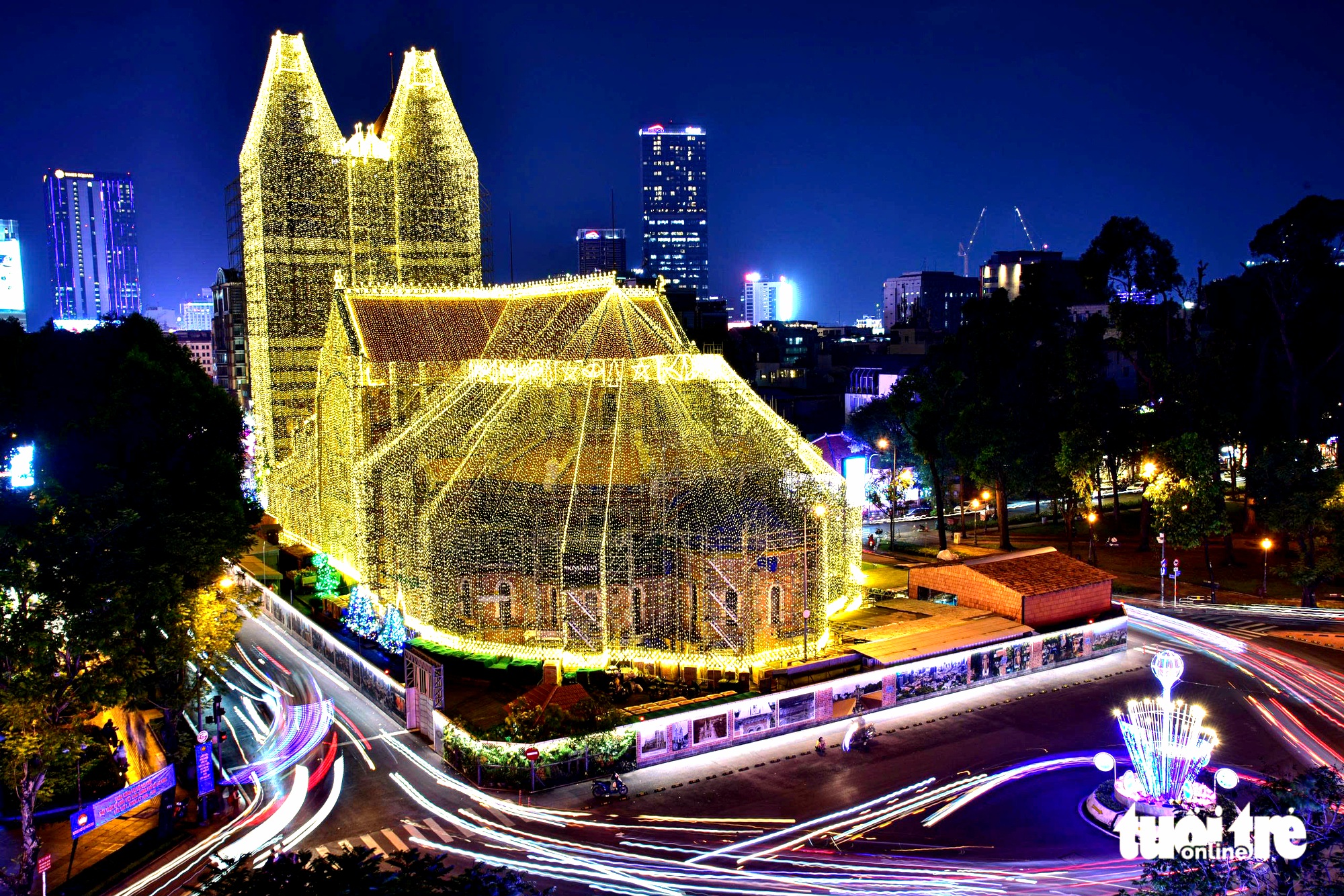 Nhà thờ Đức Bà lên đèn đón Giáng sinh, người dân nô nức đến check-in - Ảnh 1.