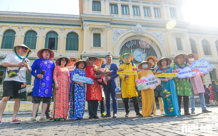 Vietnam’s int’l tourist arrivals hit record 19.15 million in 11 months - Ảnh 2.