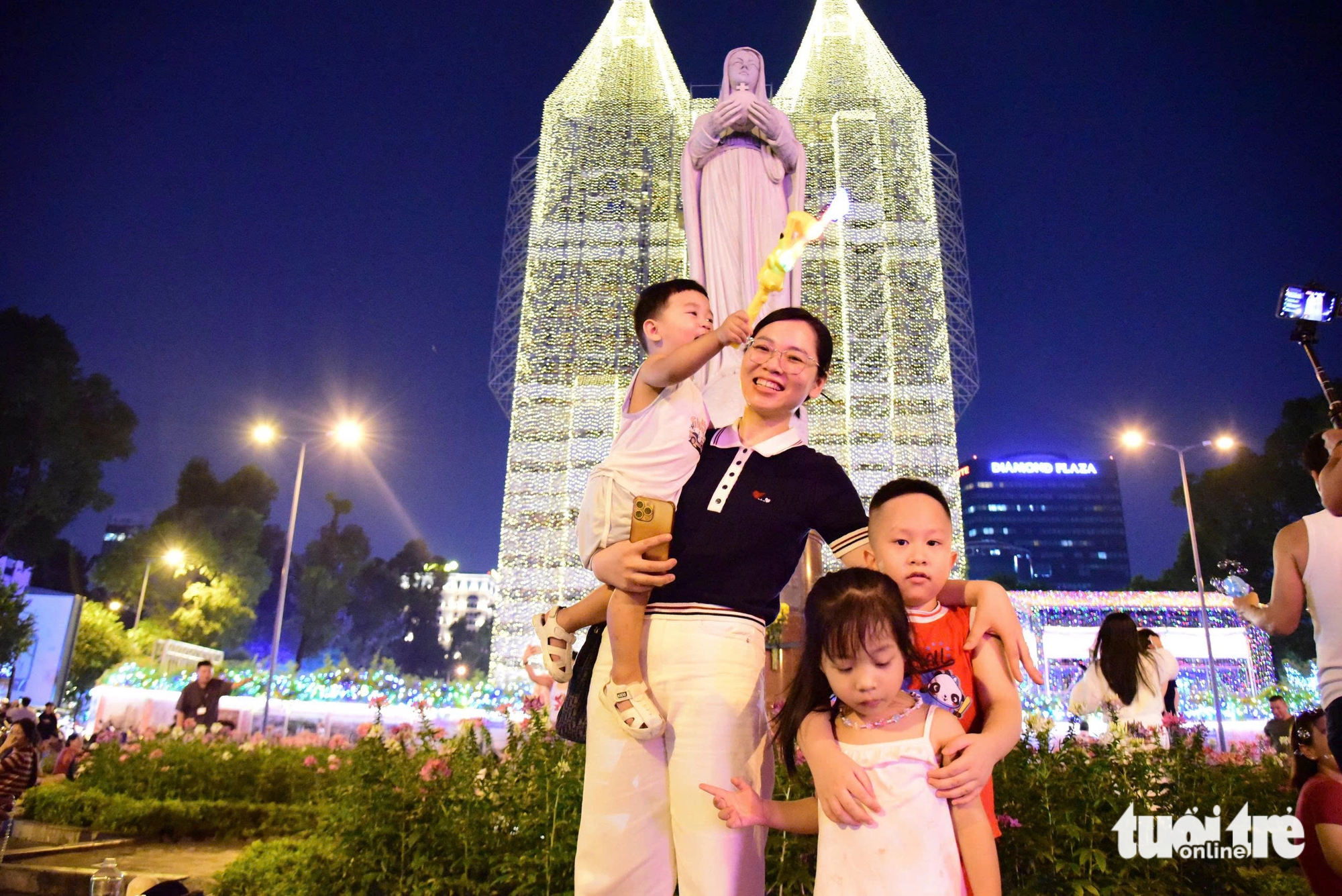 Ho Chi Minh City’s Notre-Dame Cathedral doubles LED lights for Christmas, draws crowds- Ảnh 6.
