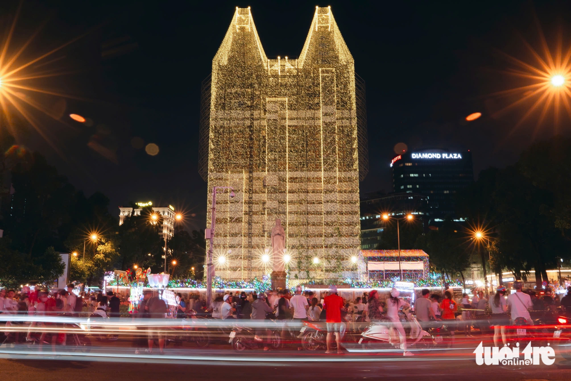 Ho Chi Minh City’s Notre-Dame Cathedral doubles LED lights for Christmas, draws crowds- Ảnh 7.