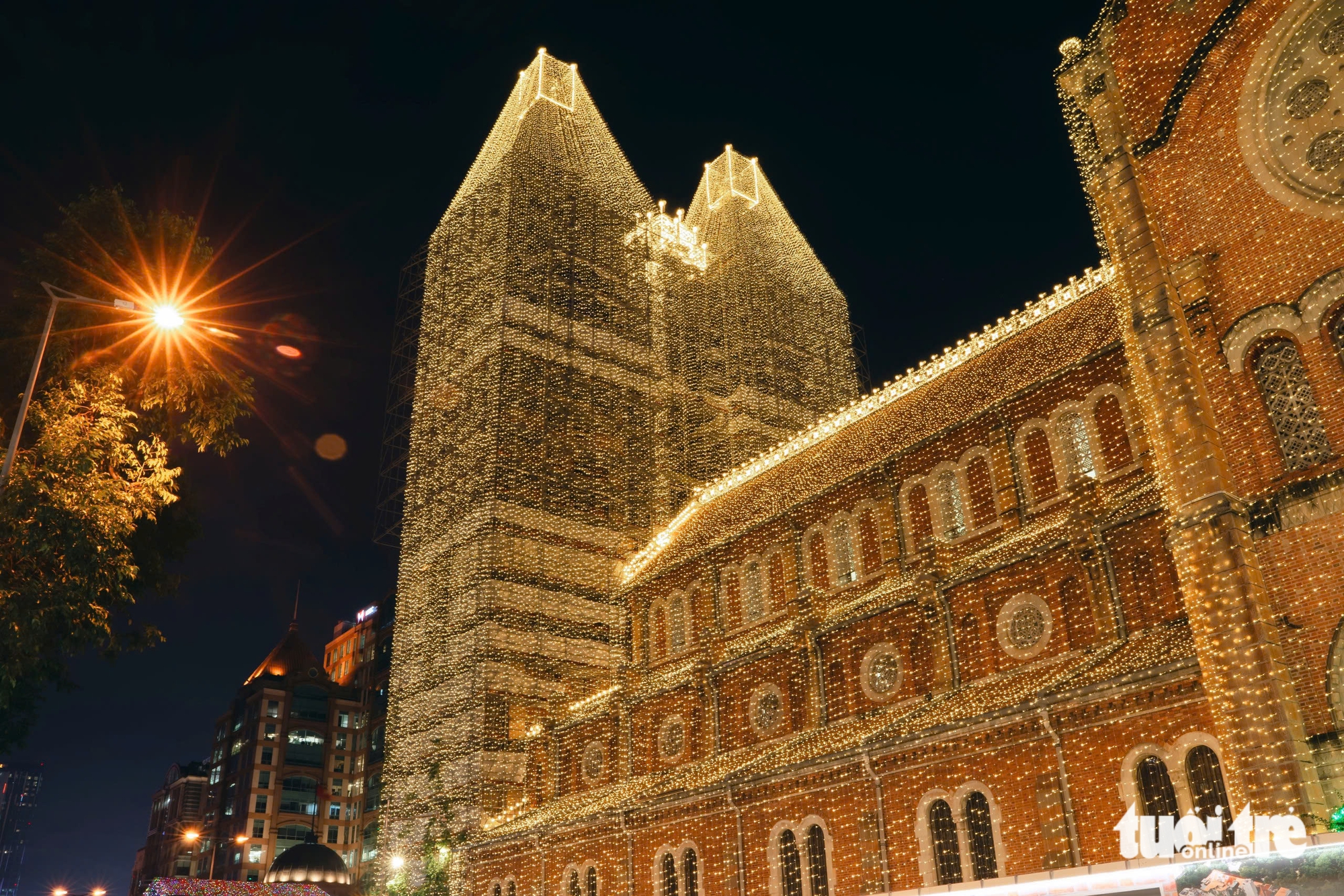 Ho Chi Minh City’s Notre-Dame Cathedral doubles LED lights for Christmas, draws crowds- Ảnh 4.