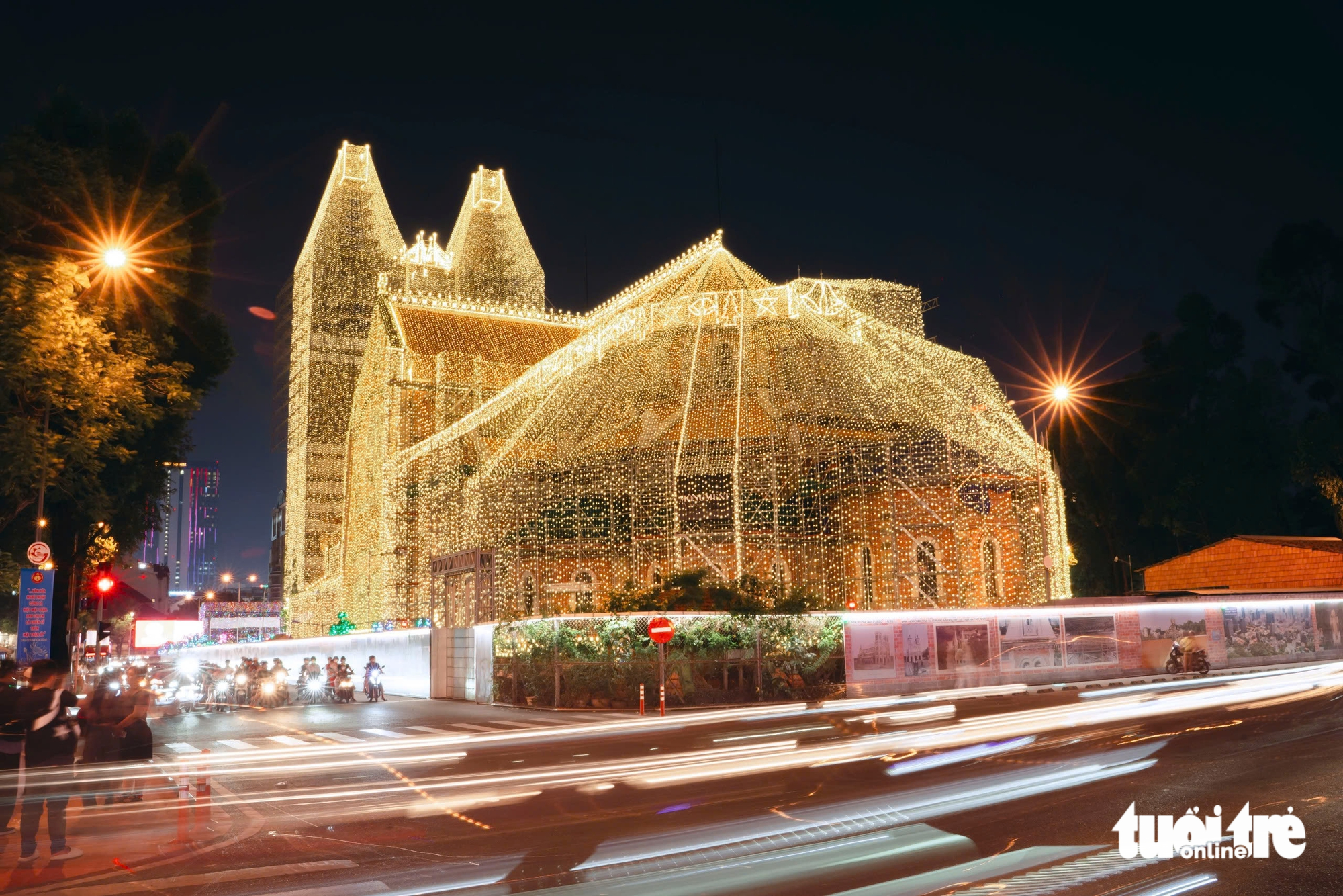 Ho Chi Minh City’s Notre-Dame Cathedral doubles LED lights for Christmas, draws crowds- Ảnh 2.